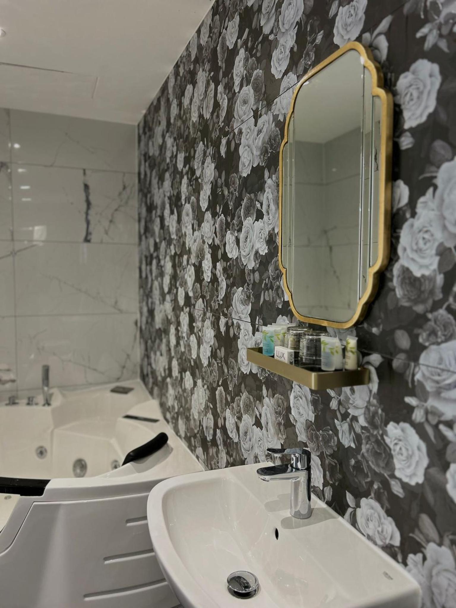 Luxury Double Room With Jacuzzi Bath - Photo 7