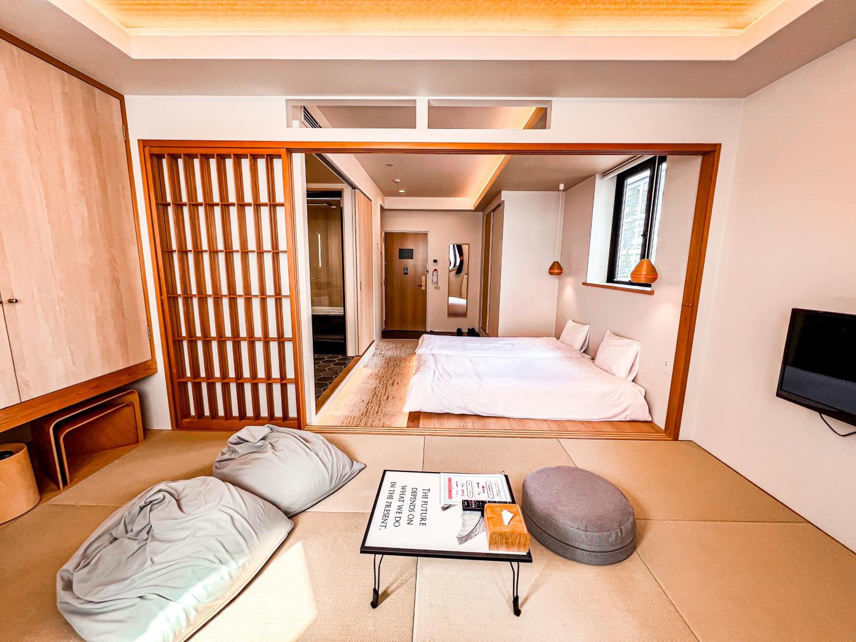 Superior Twin Room thumbnail 5