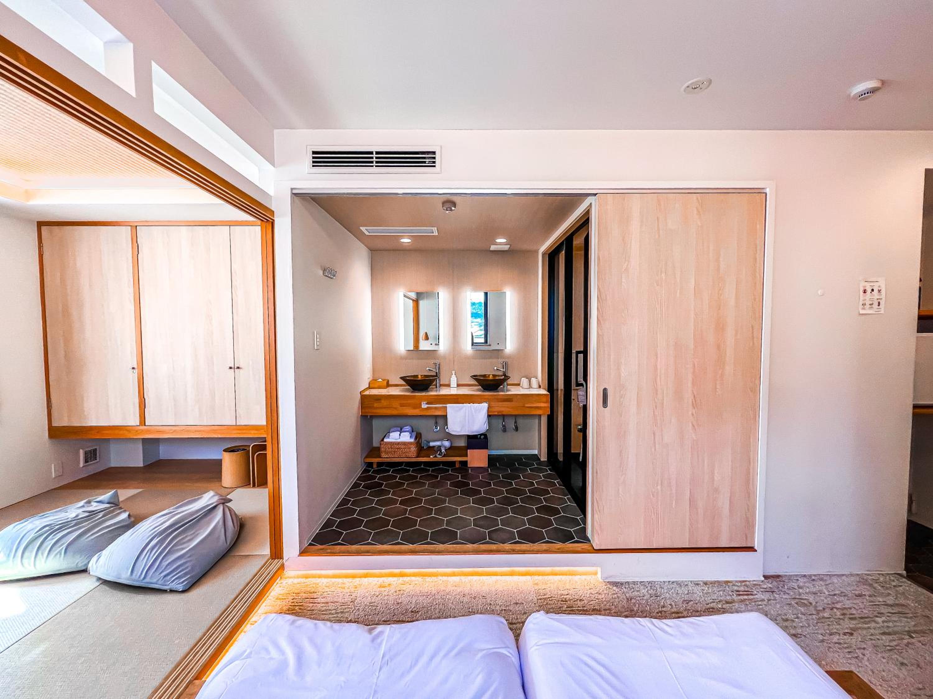 Superior Twin Room thumbnail 6