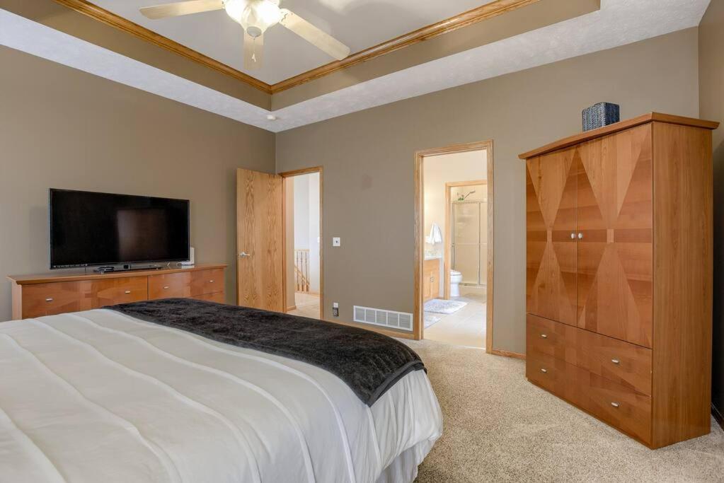 Five-Bedroom House photo 1