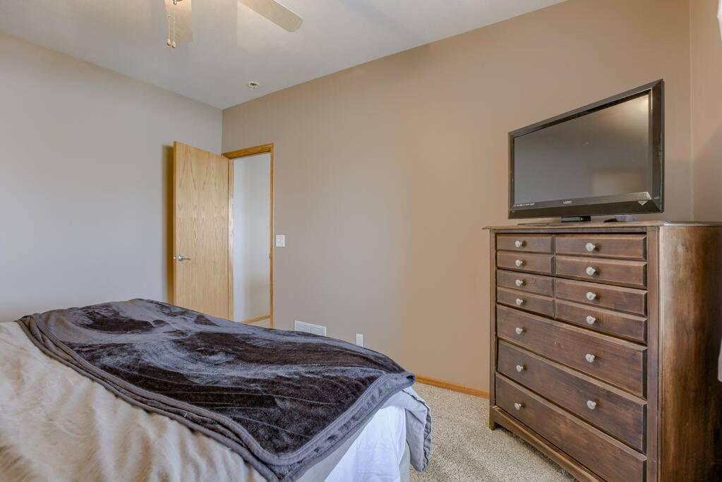 Five-Bedroom House photo 3