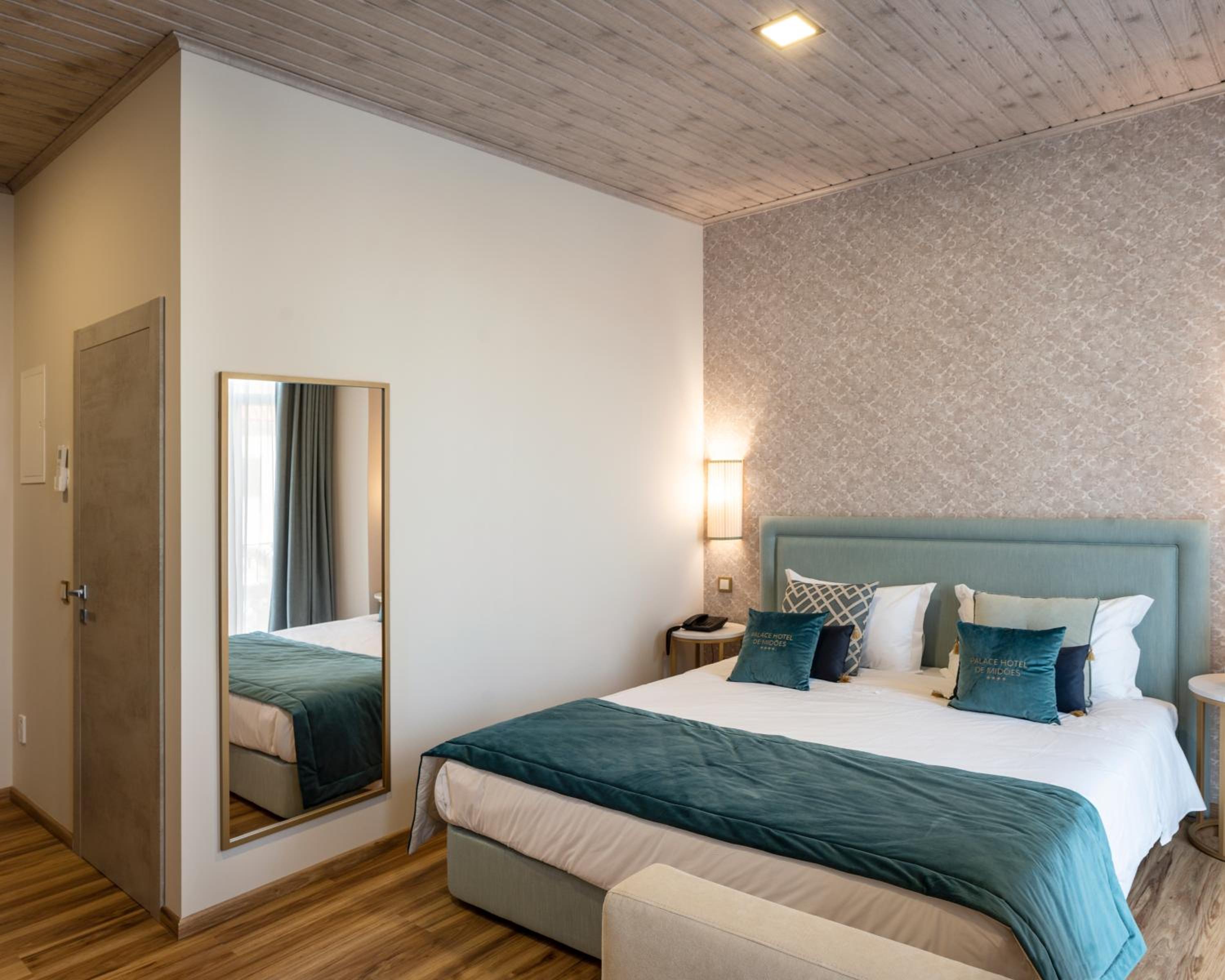 Superior Double or Twin Room with City View photo 2