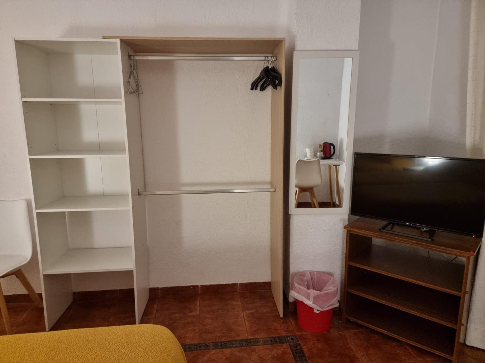 Basic Triple Room with Shared Bathroom photo 3