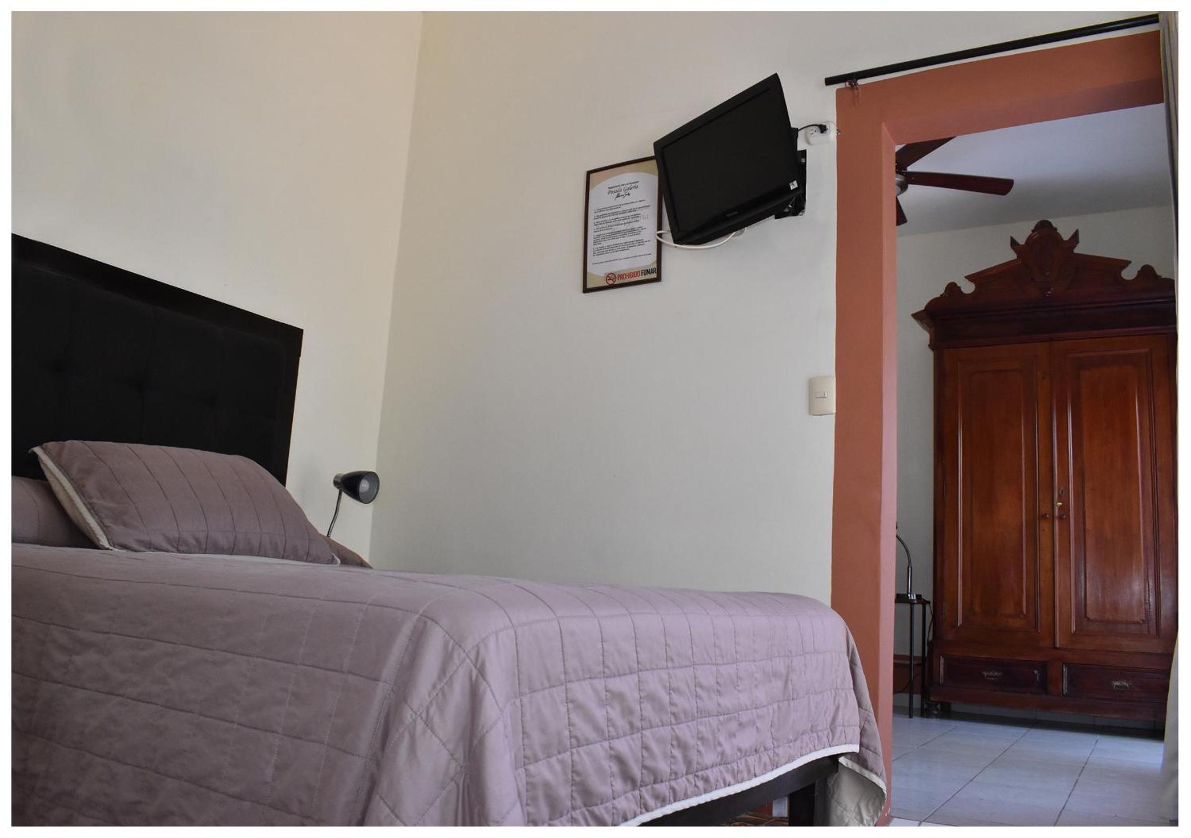 Twin Room - Photo 2