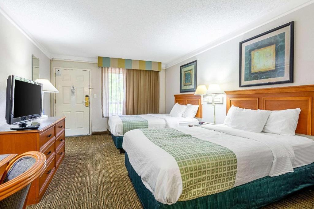 Double Room With Two Double Beds - Smoking photo 1