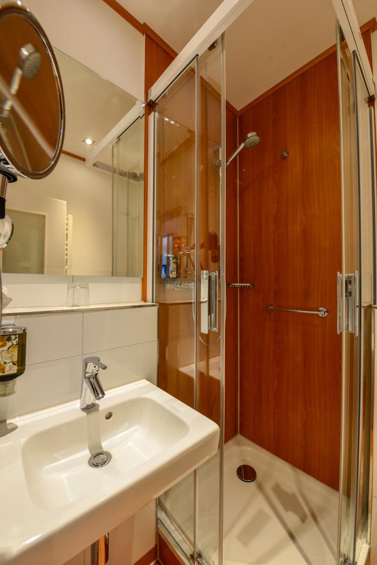 Standard Double Room - Photo 2