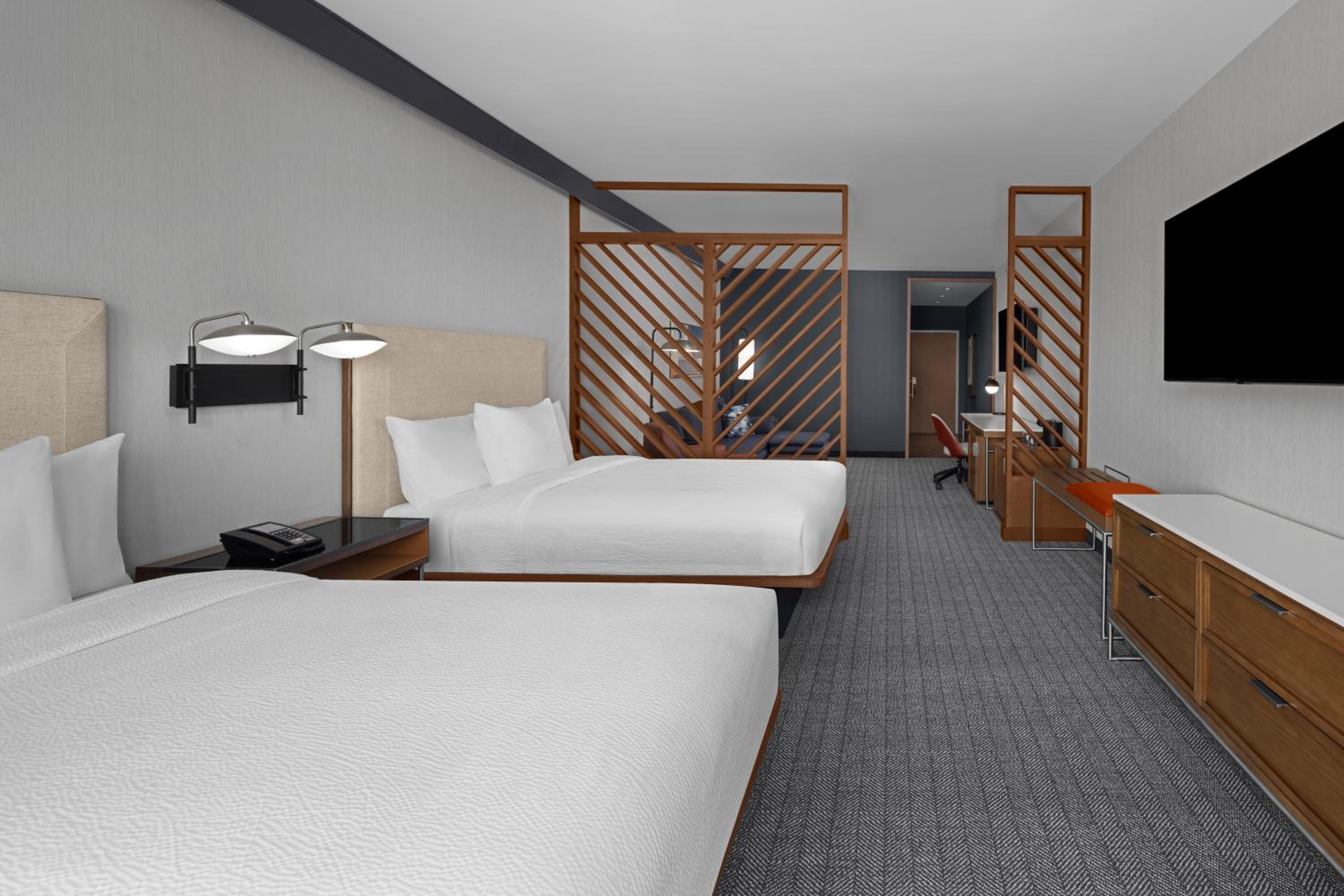 Queen Room with Two Queen Beds and Mountain View - Photo 6