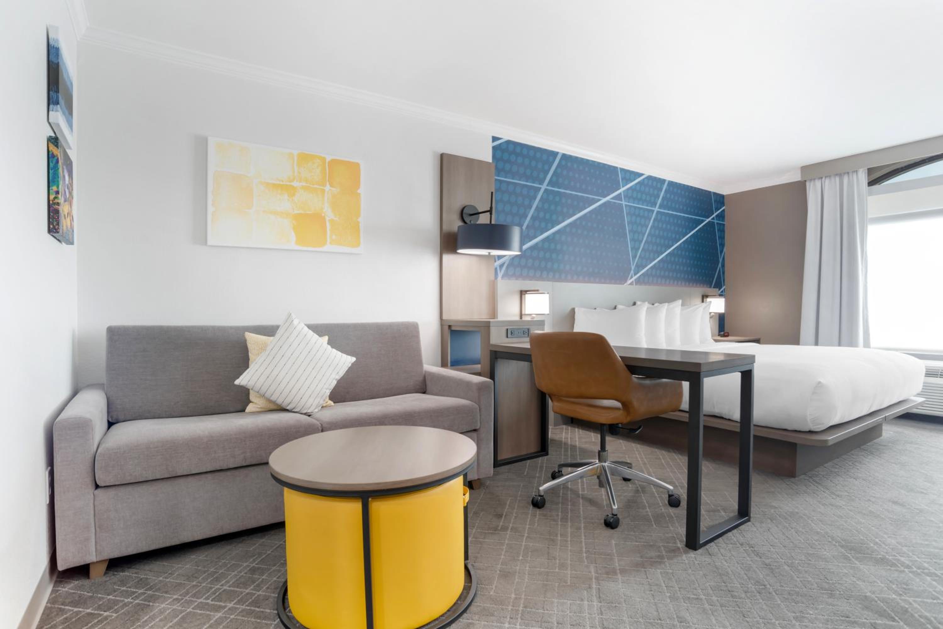 One Bedroom Suite King with Sofabed - Non Smoking - Photo 6