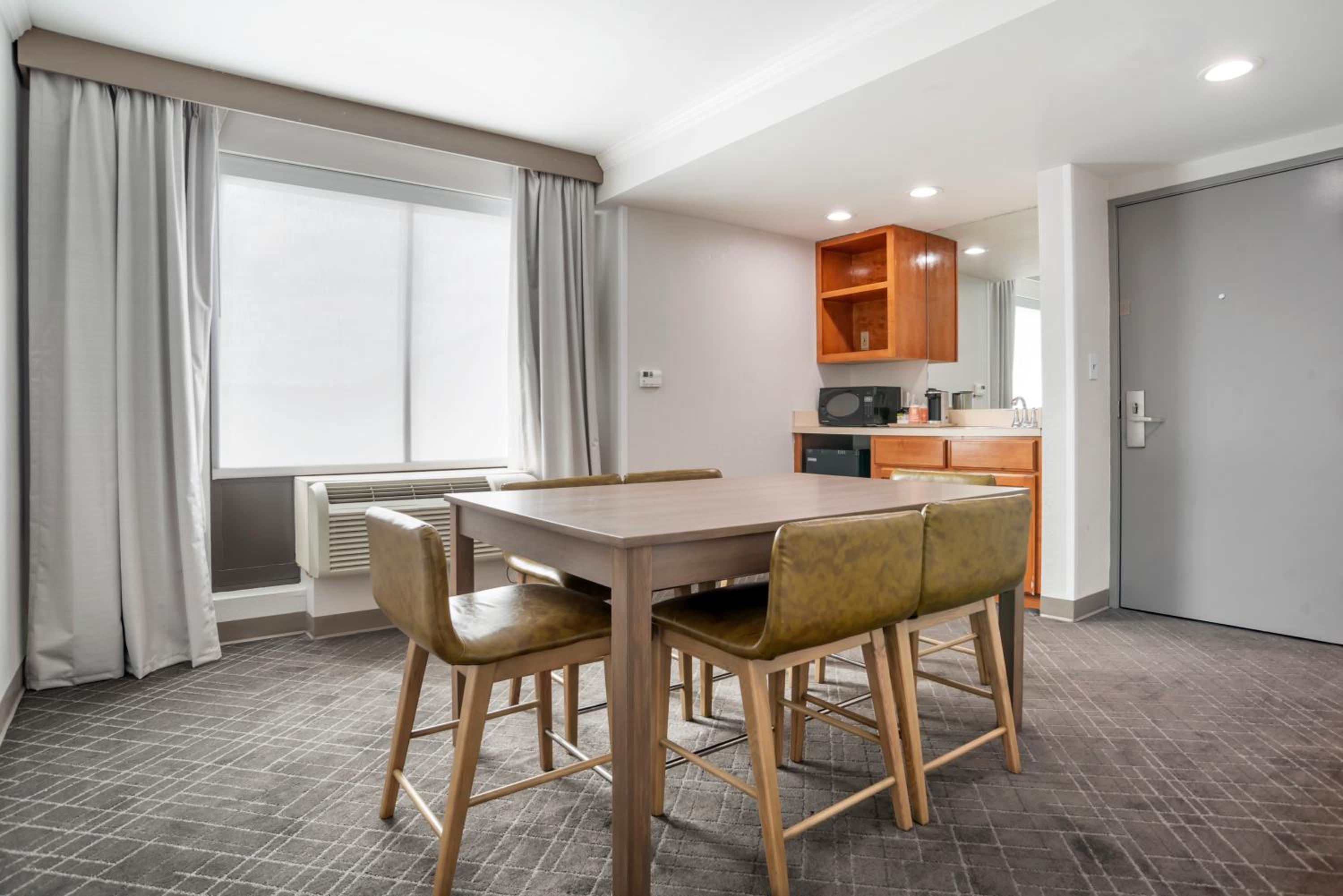 Deluxe King Suite - Photo 10