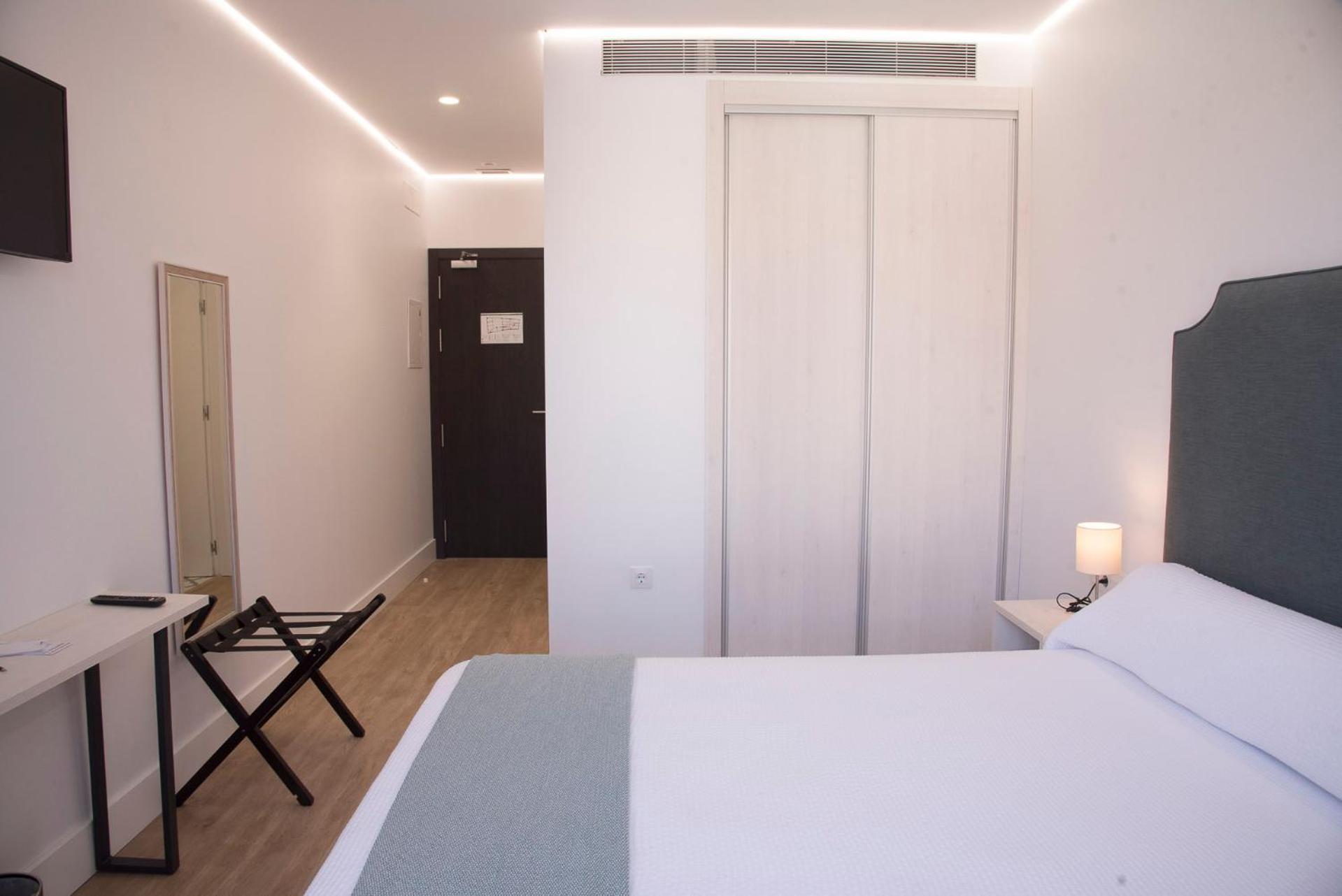Double Room with Balcony - Photo 4