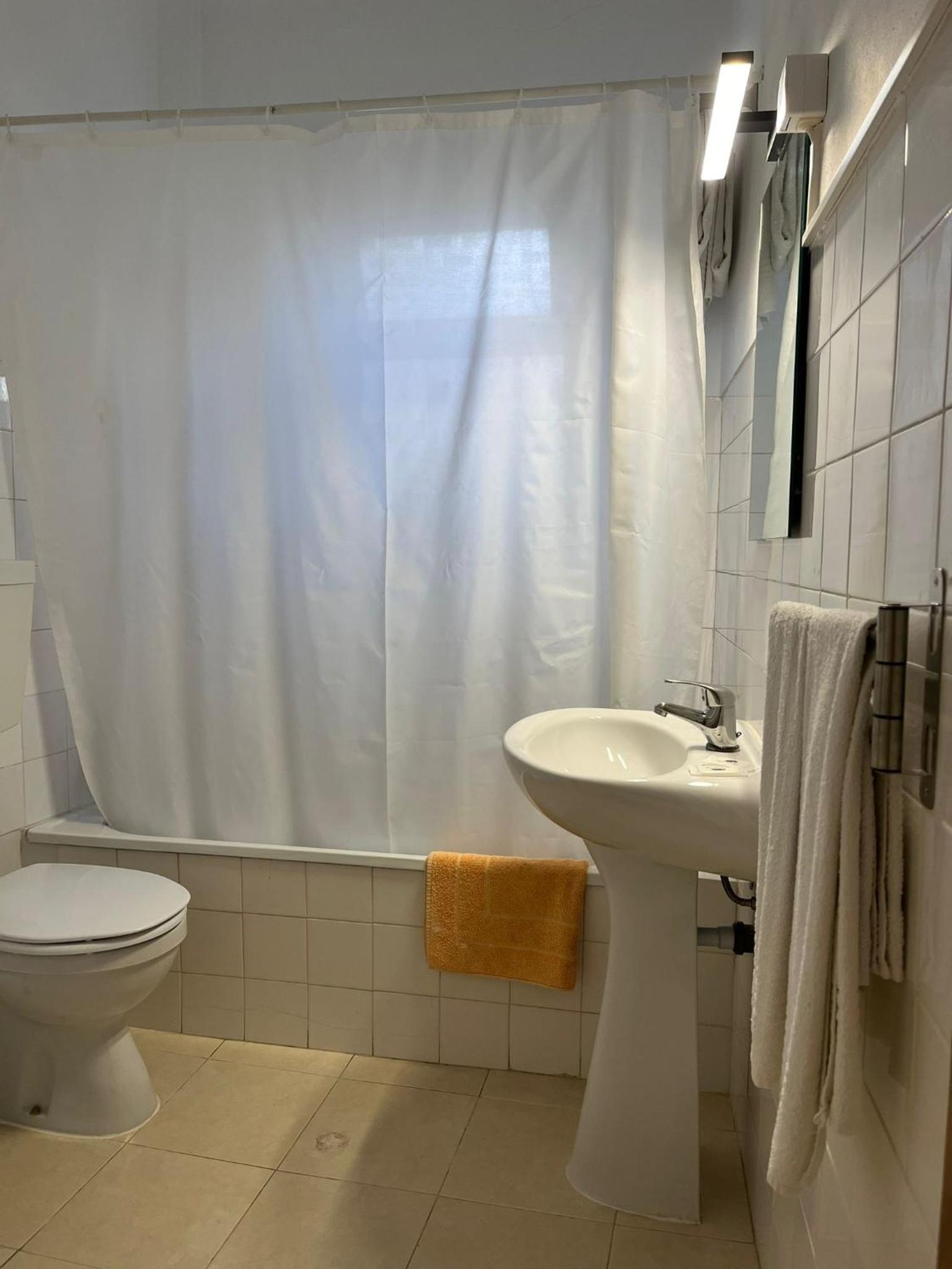Double Room with Private Bathroom photo 2