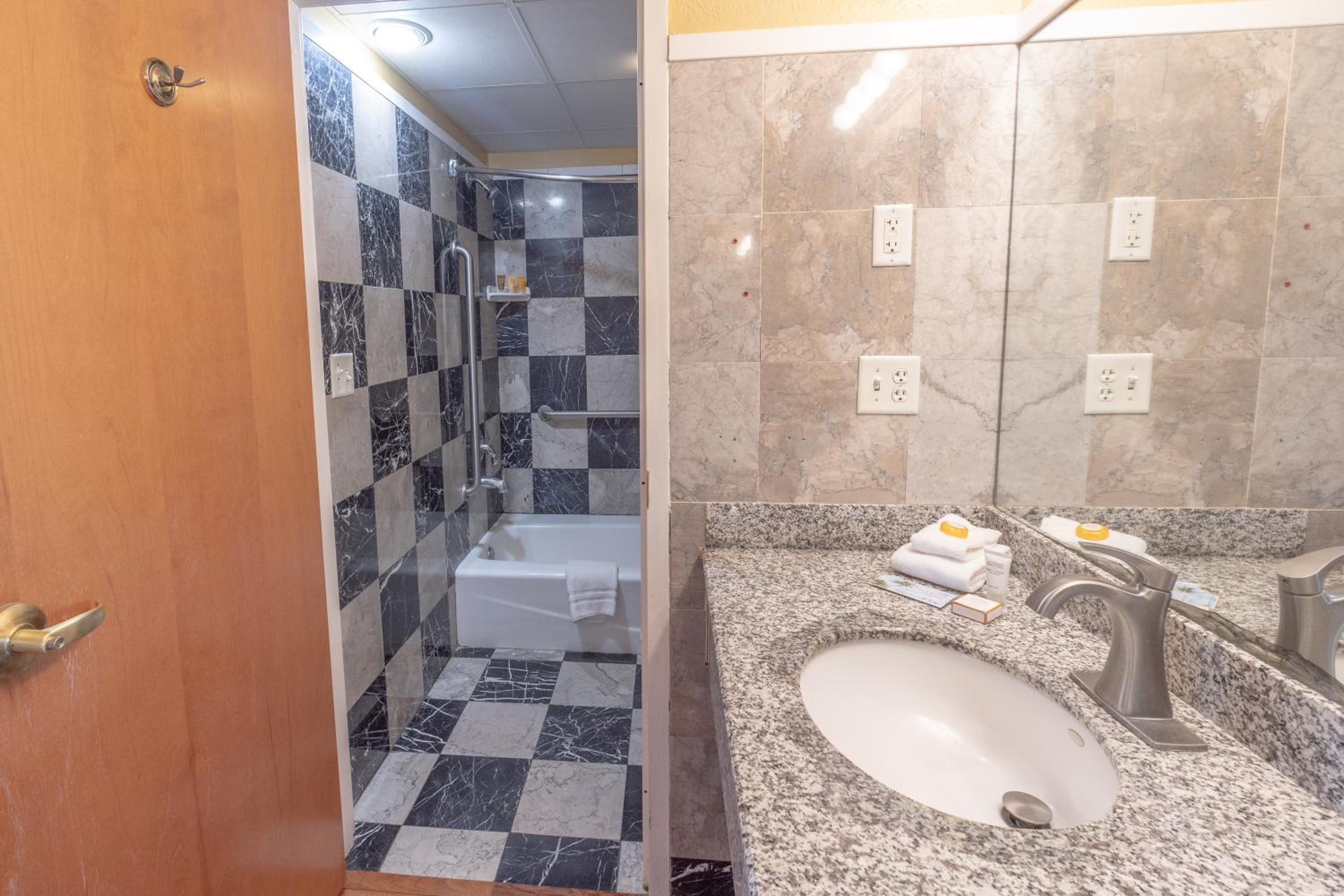 Deluxe Double Room with Balcony - Photo 5