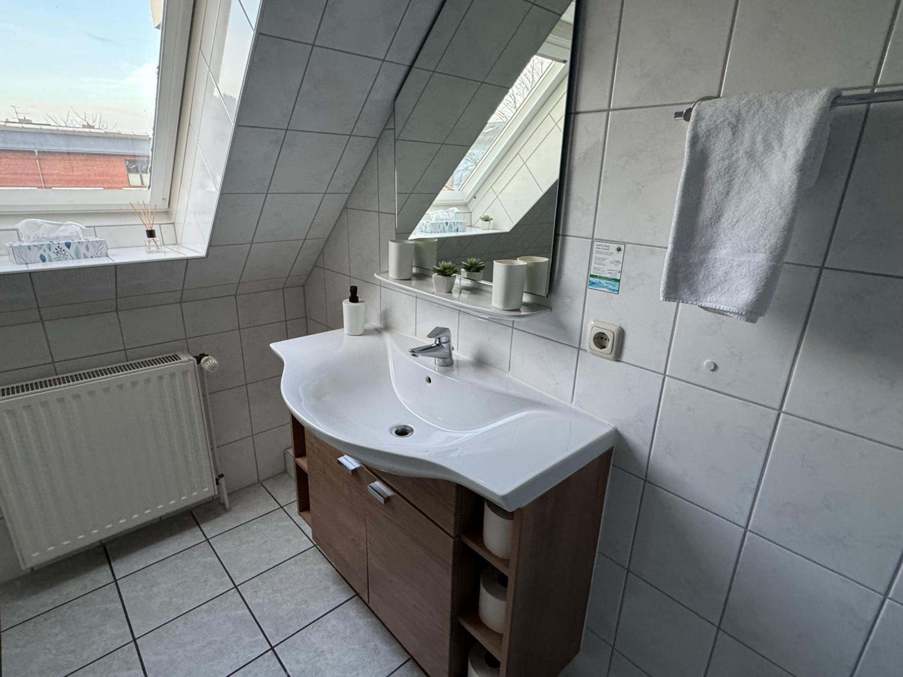 Standard Double Room with Shower - Photo 6