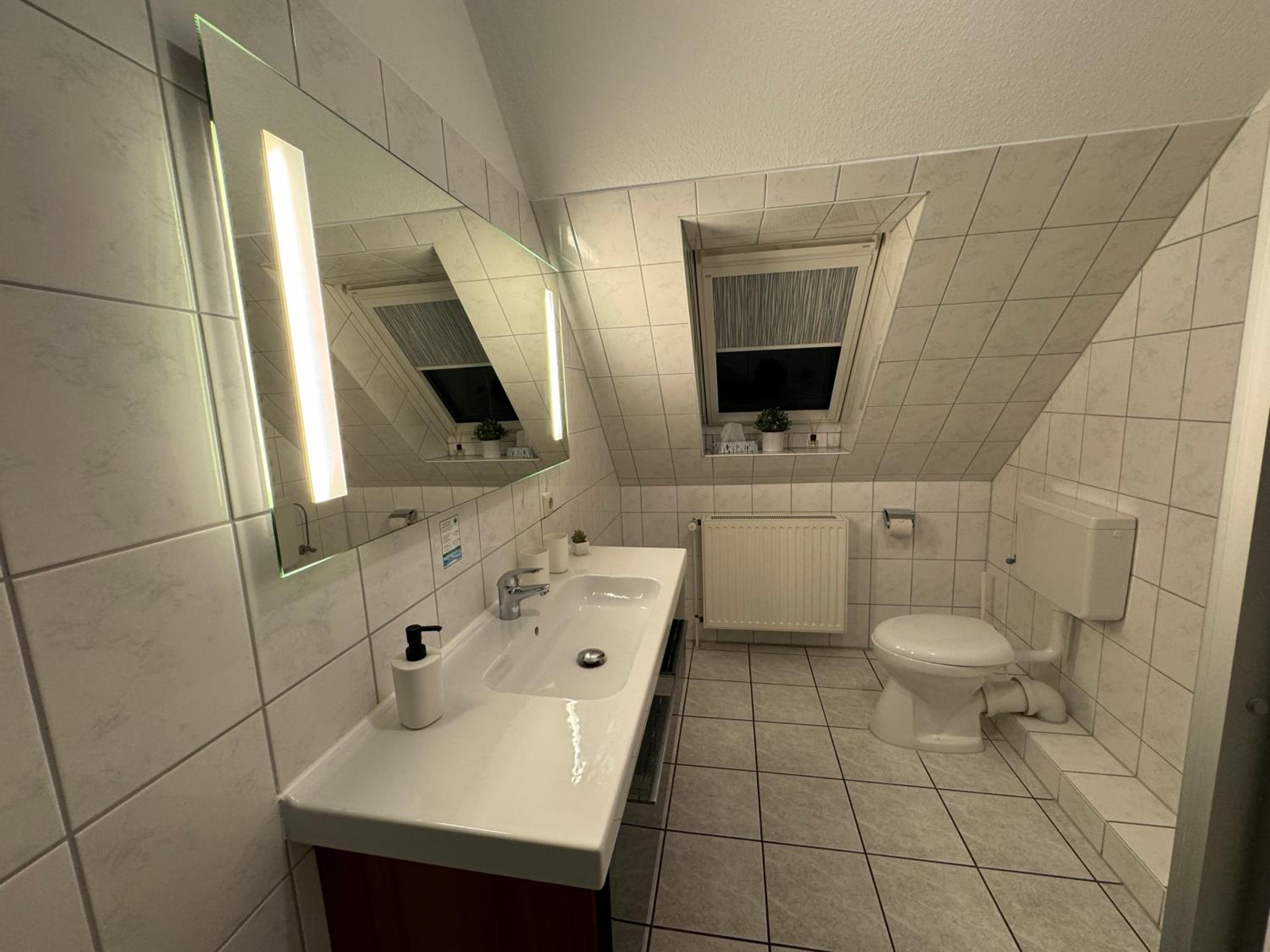 Standard Double Room with Shower - Photo 11