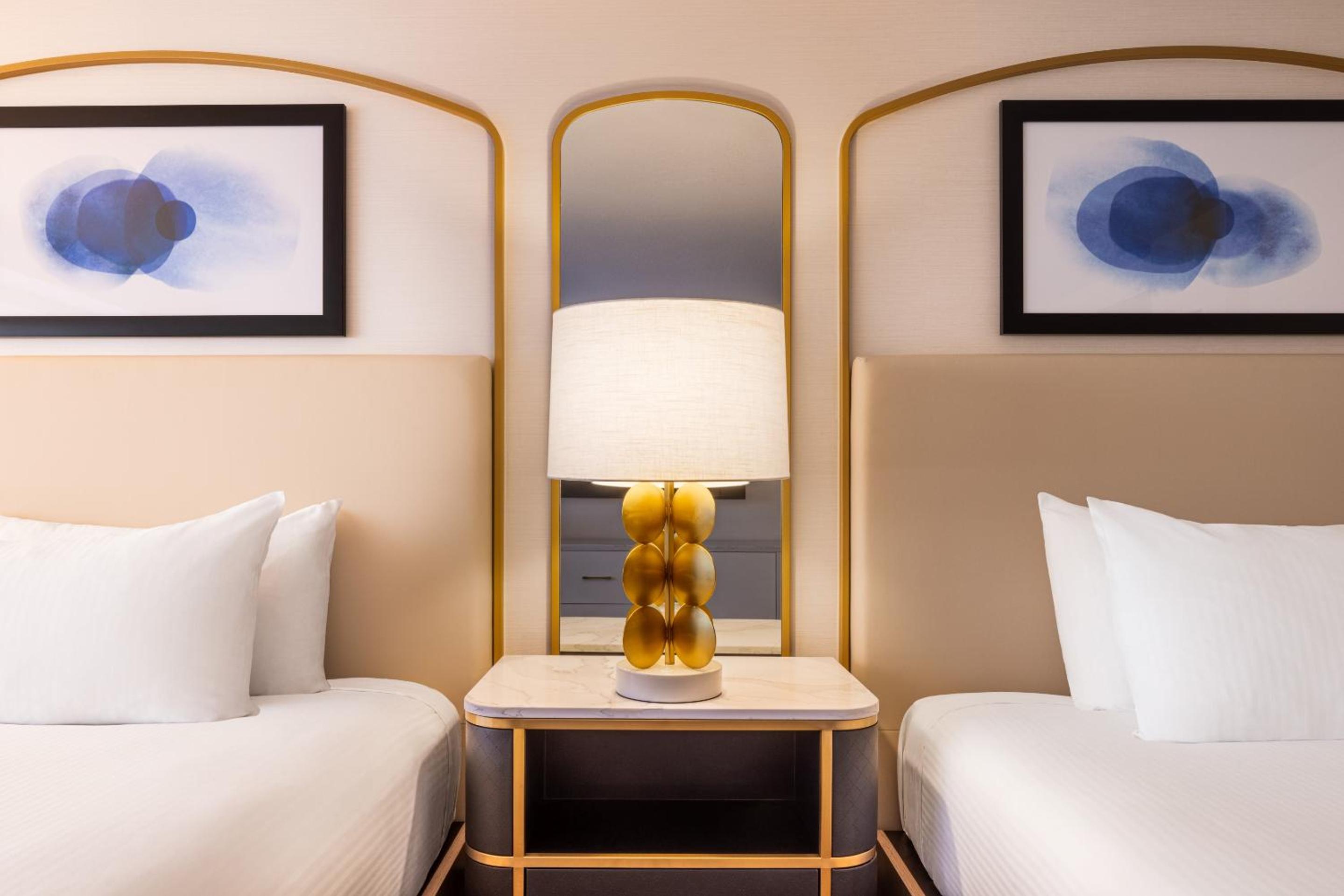 Versailles Room, 2 Queens - Photo 3