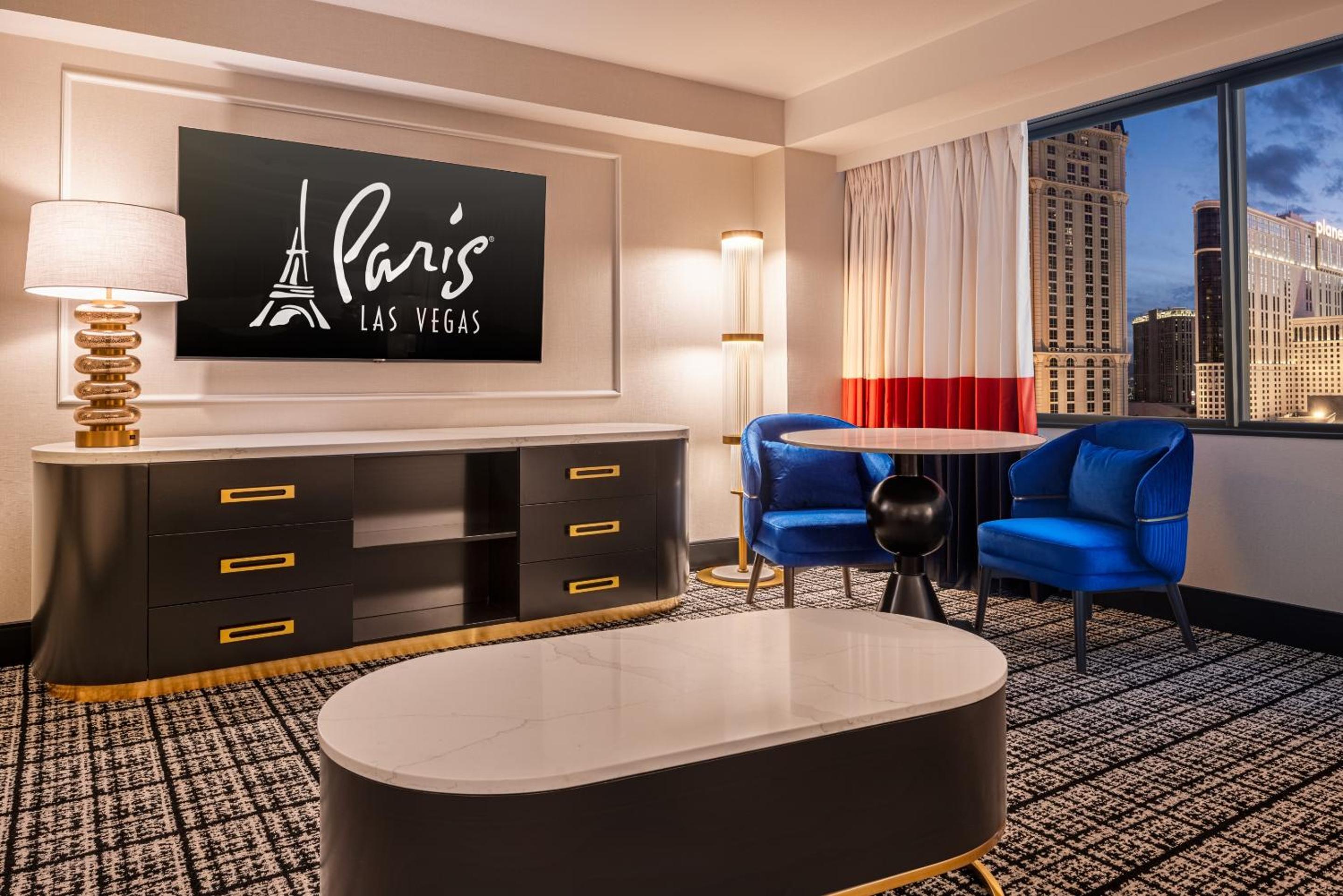 Versailles Executive Suite, 1 King - Photo 2