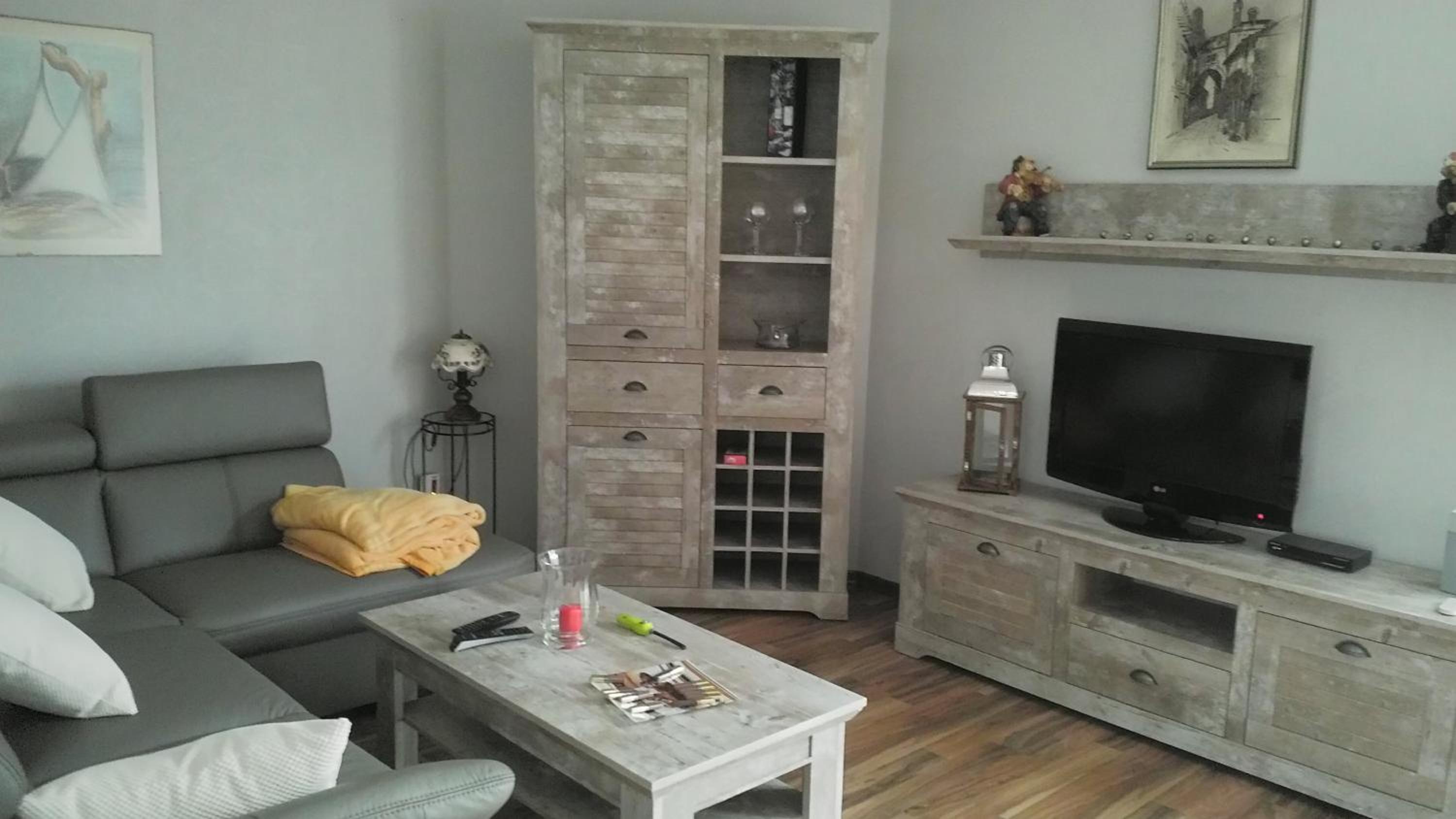 One-Bedroom Apartment photo 1