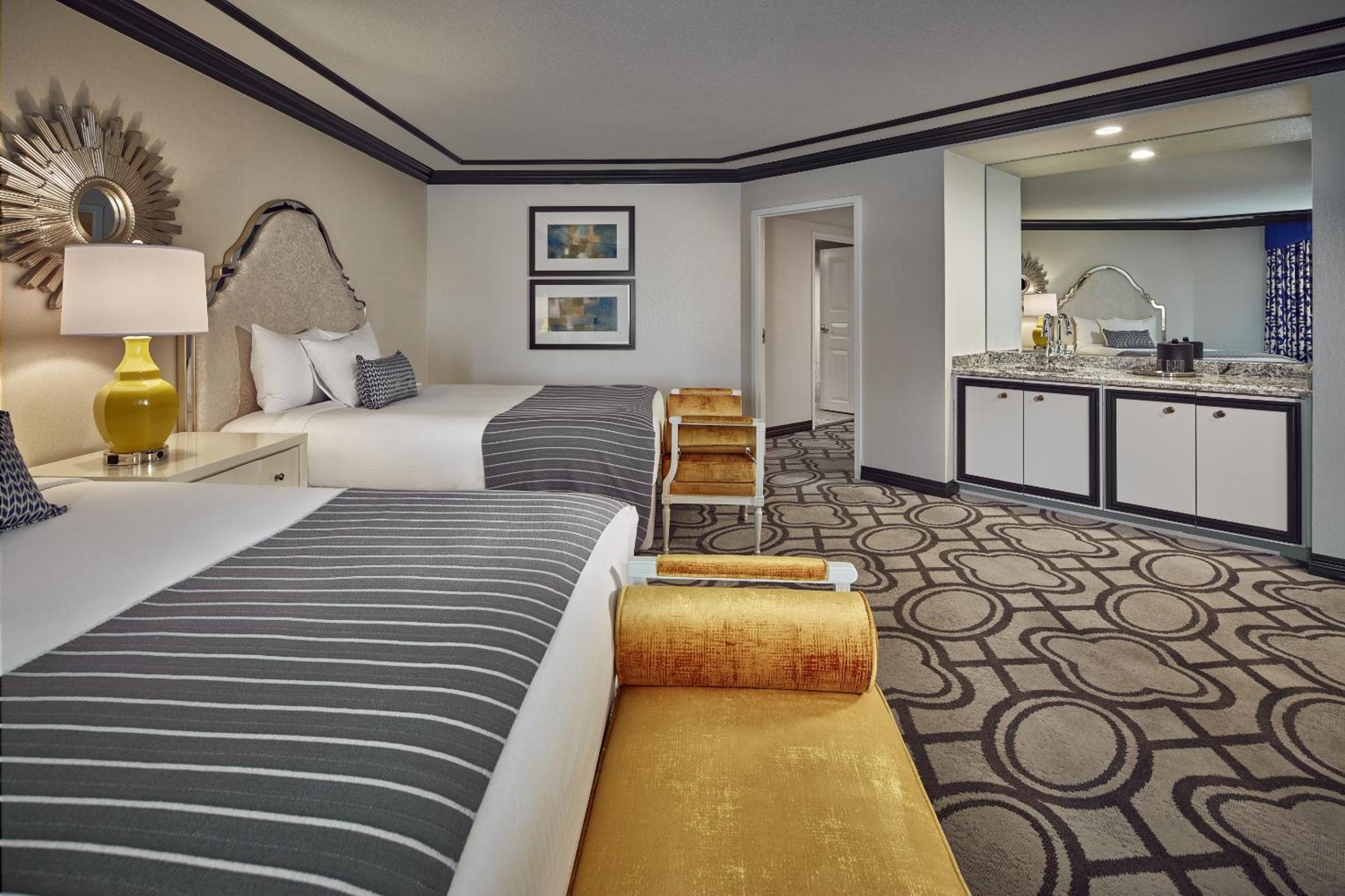 Bordeaux Lemans Suite 2 Queens  - Photo 1