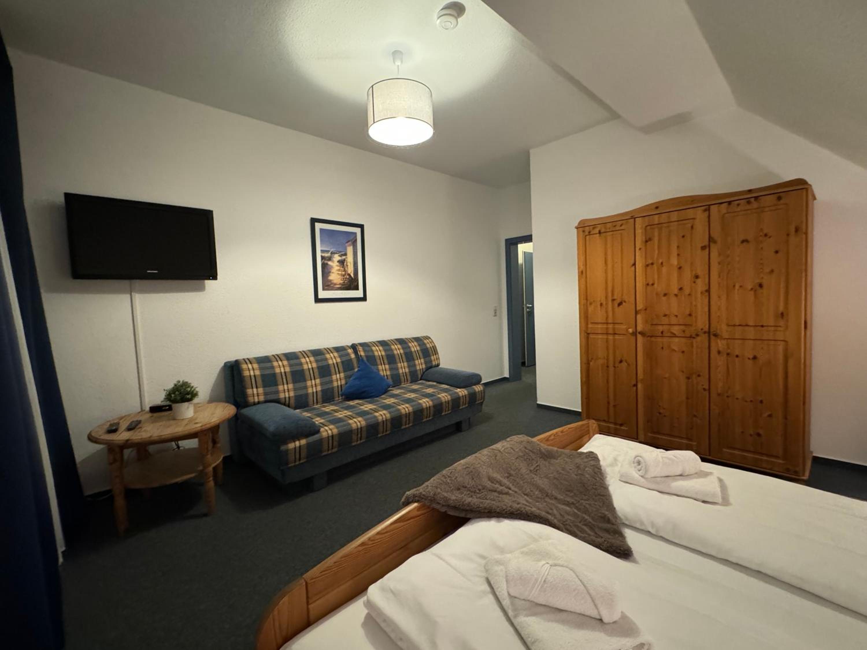 Standard Double Room with Shower - Photo 9