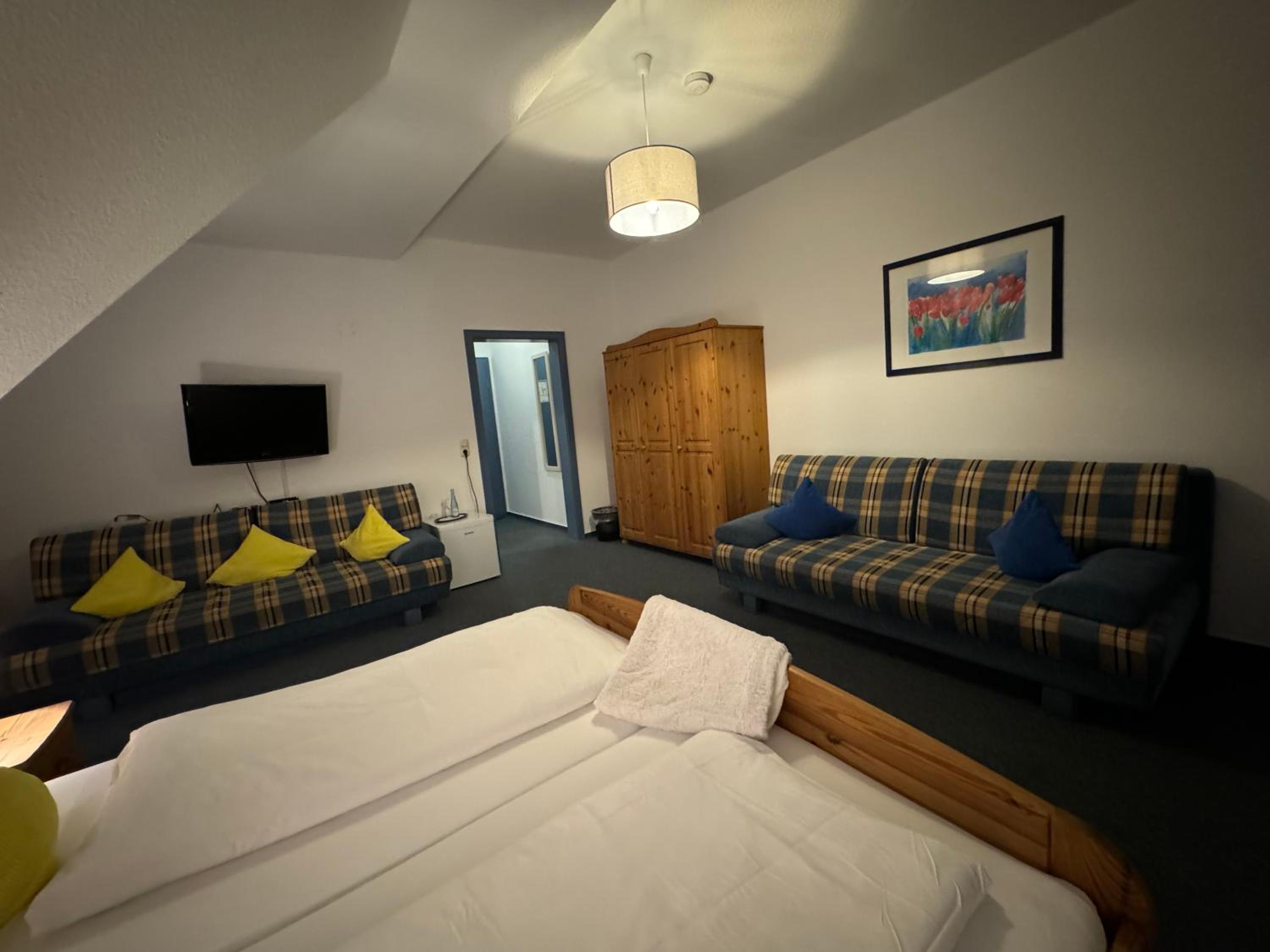 Standard Double Room with Shower - Photo 12
