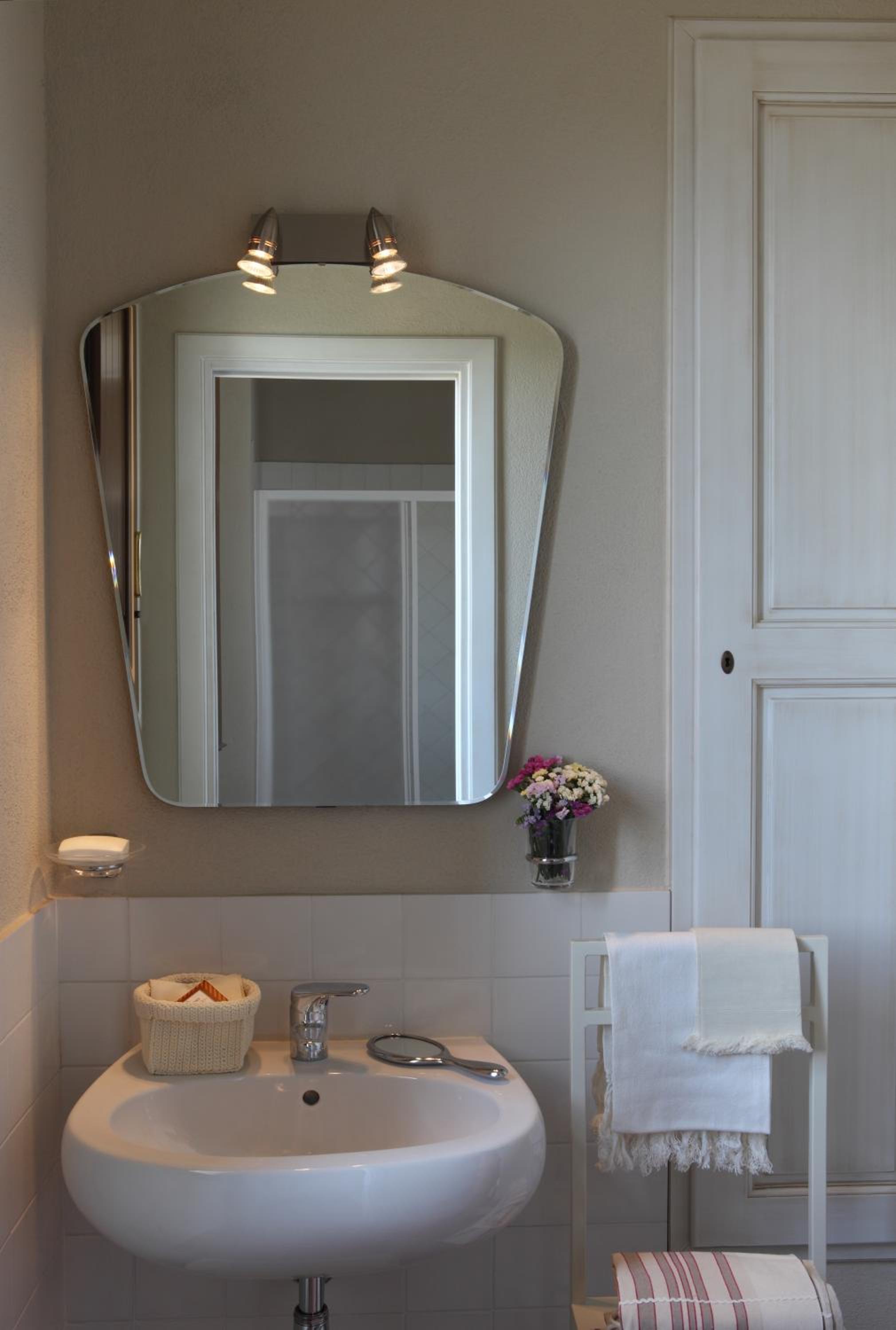 Deluxe Double Room - Photo 12