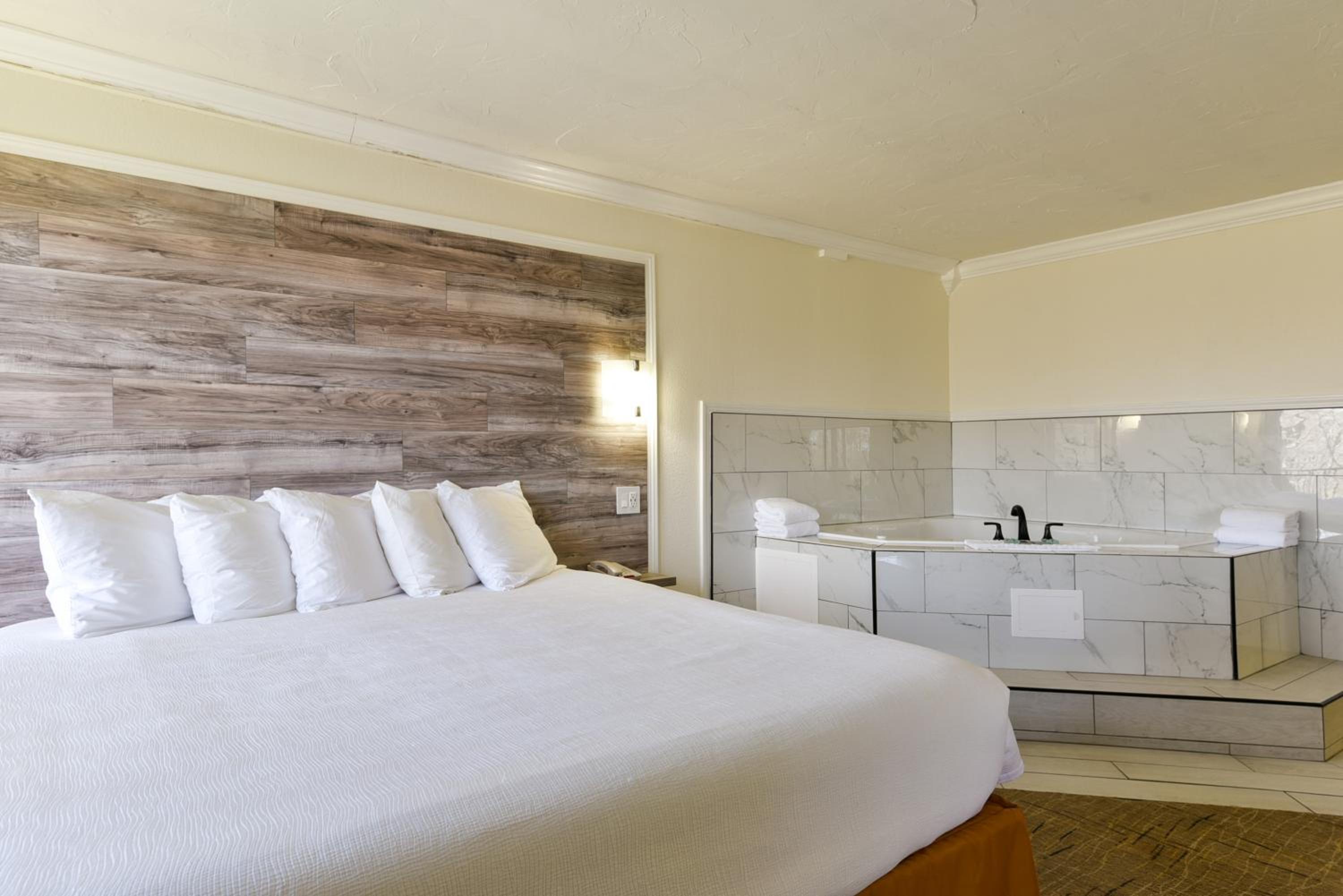 King Suite with Spa Bath - Honeymoon Room/Non-Smoking photo 1