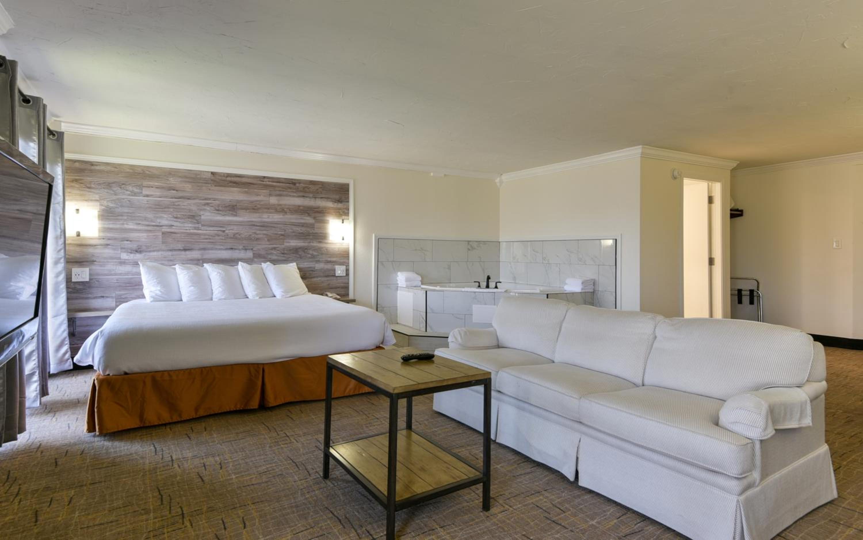 King Suite with Spa Bath - Honeymoon Room/Non-Smoking photo 3
