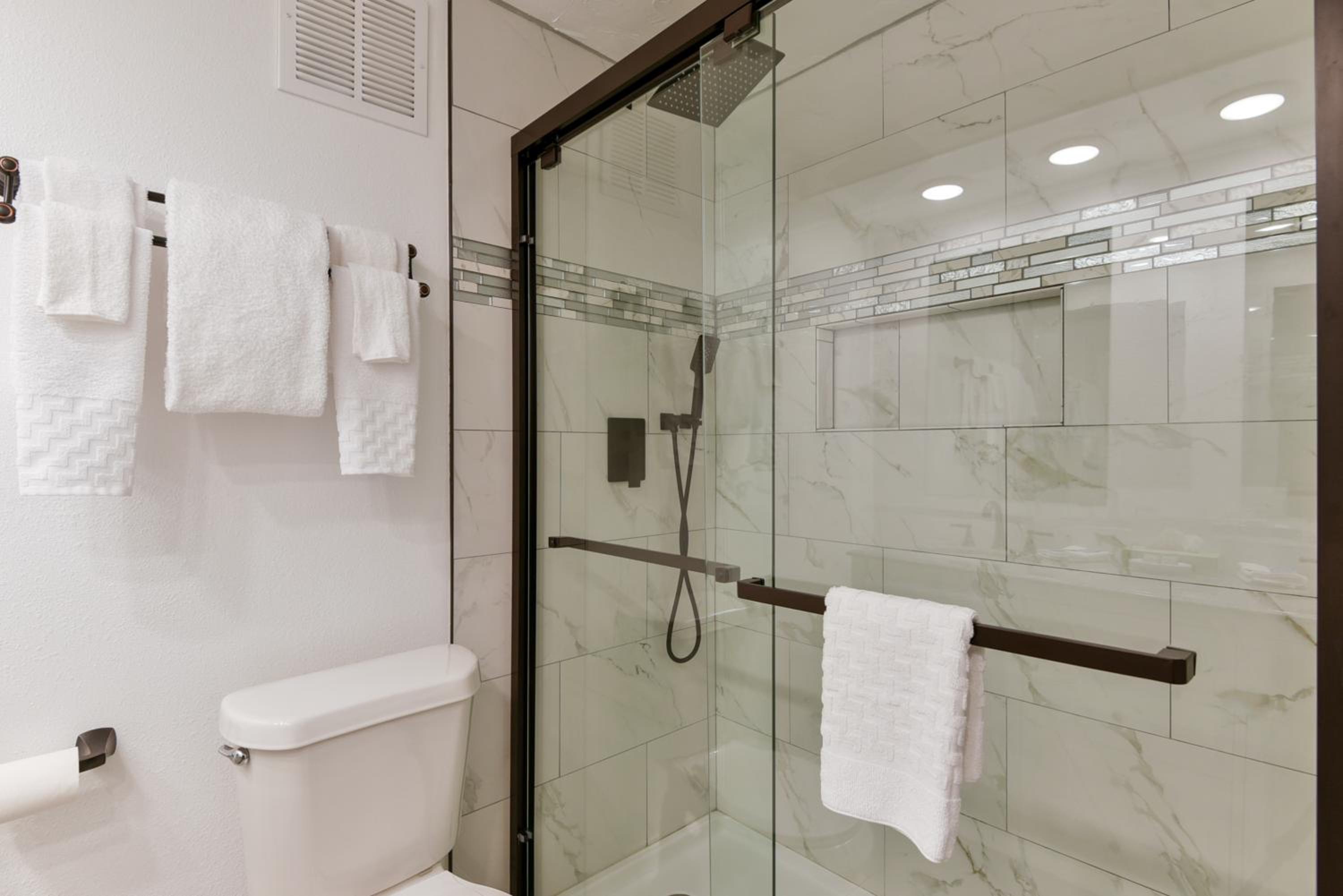 King Suite with Spa Bath - Honeymoon Room/Non-Smoking photo 2