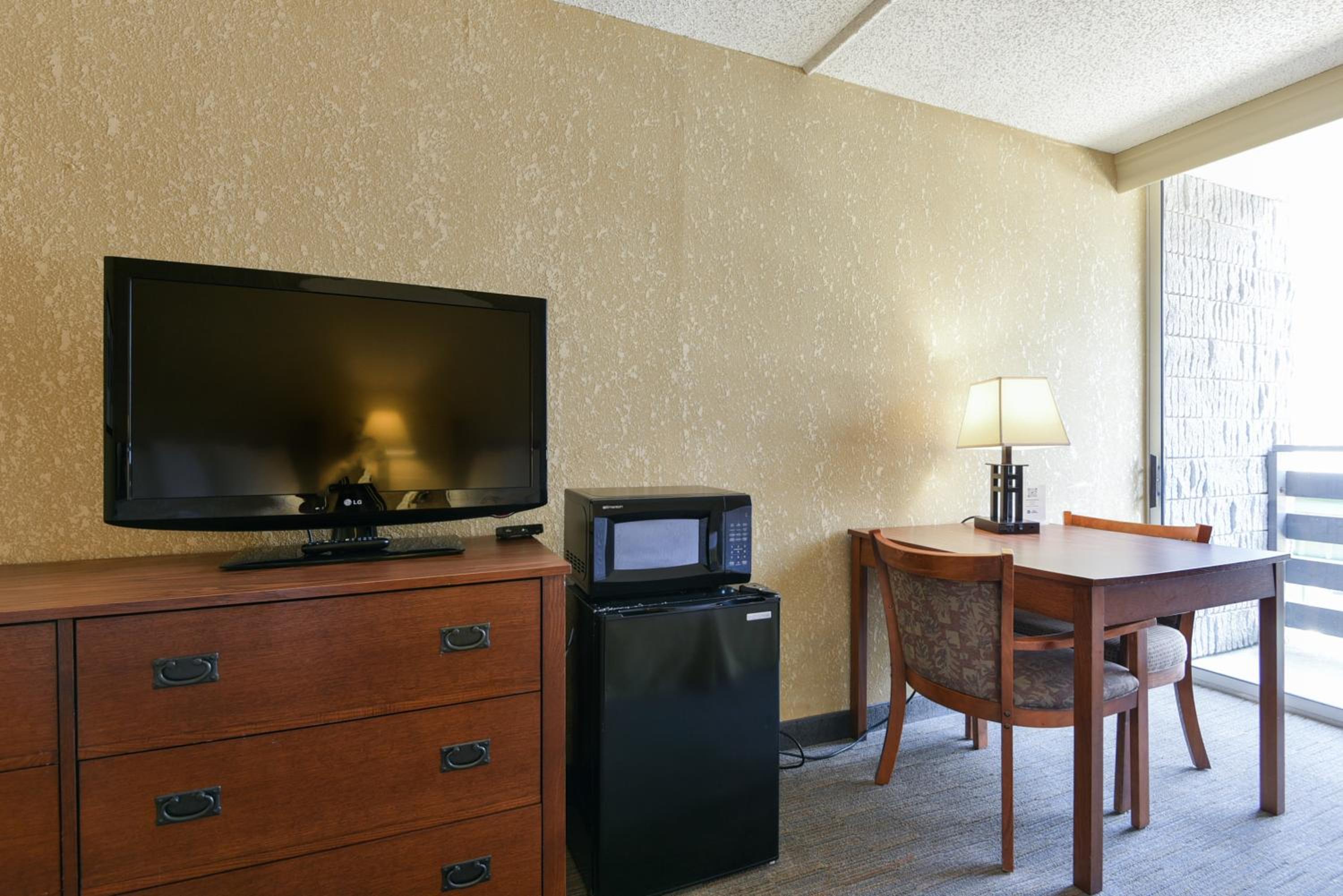 Queen Room with Two Queen Beds - Non-Smoking photo 2