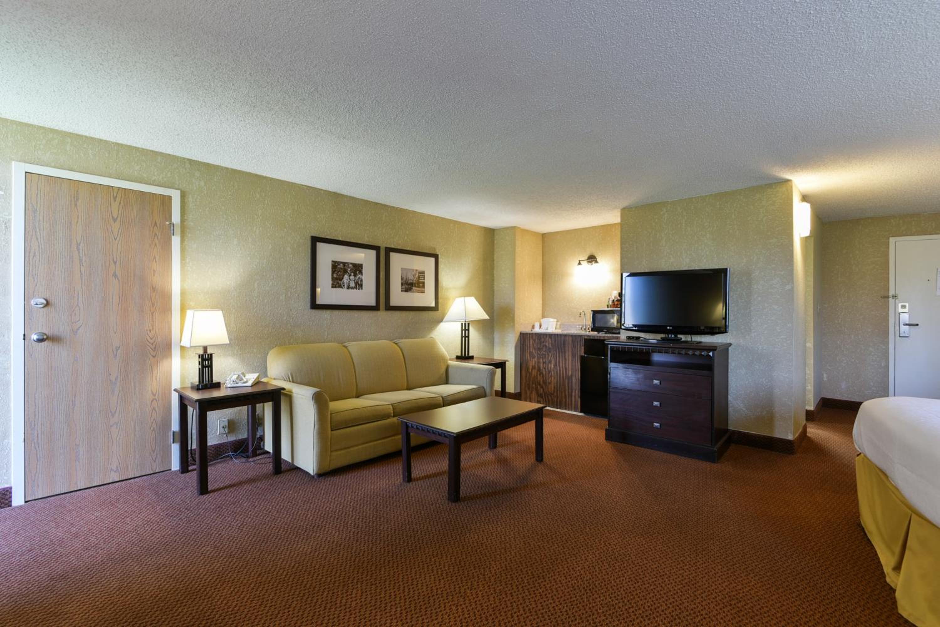 Family Suite with Two Queen Beds and Sofa Bed photo 3