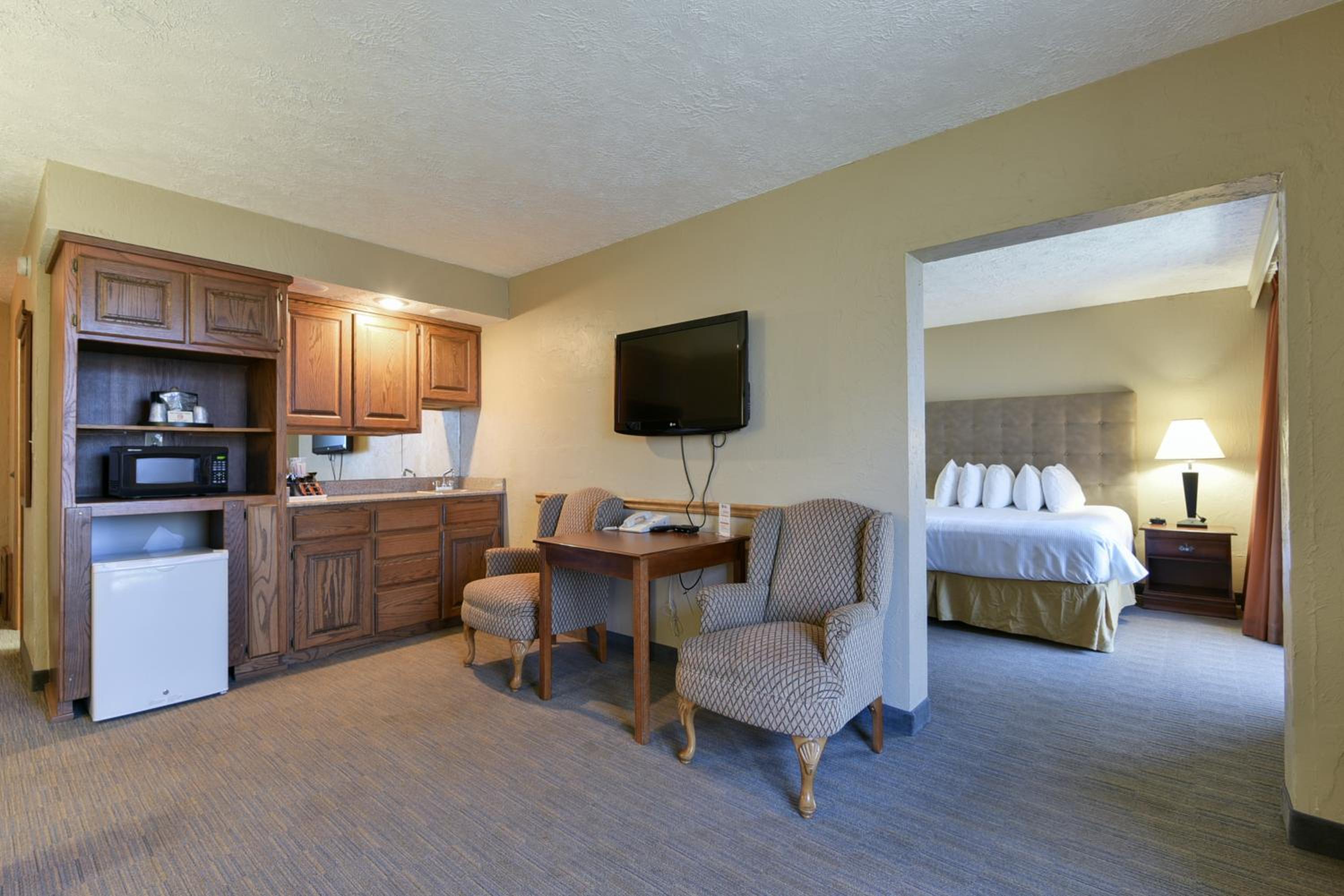 Larger King Suite with Sofa Bed and Spa Bath - Non-Smoking photo 2