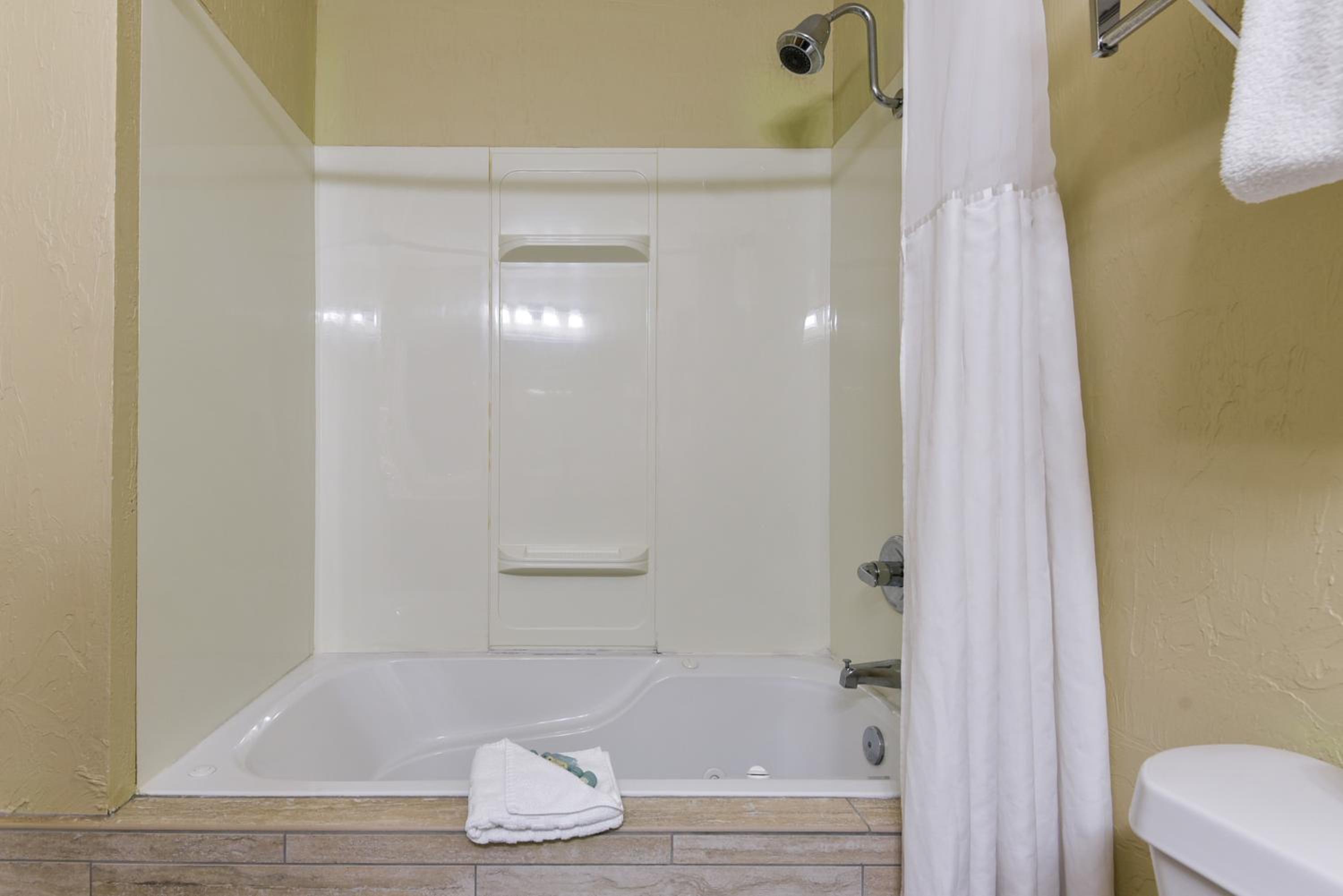Larger King Suite with Sofa Bed and Spa Bath - Non-Smoking photo 3