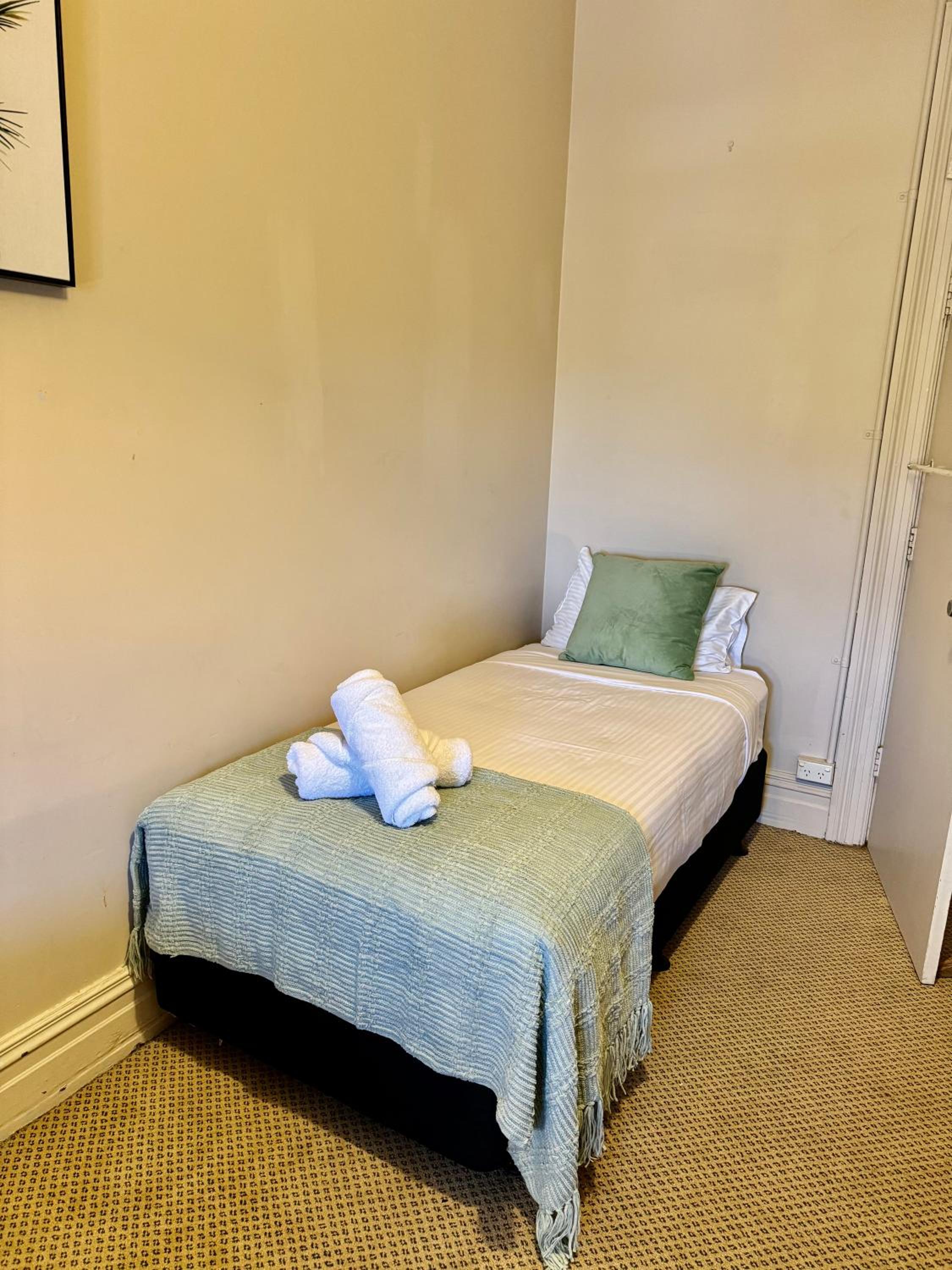 Standard Twin Room with Shared Bathroom