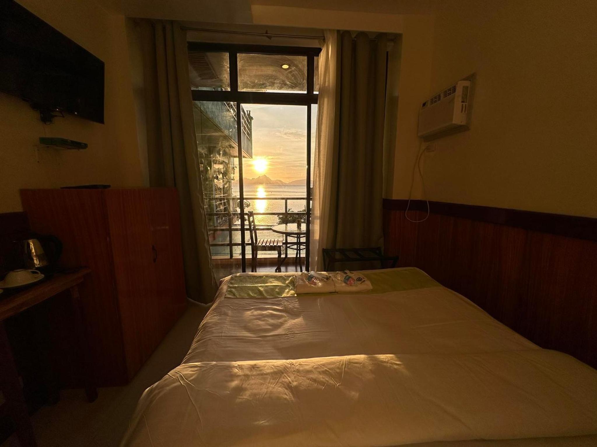 Queen Room w/ Balcony and Seaview photo 1