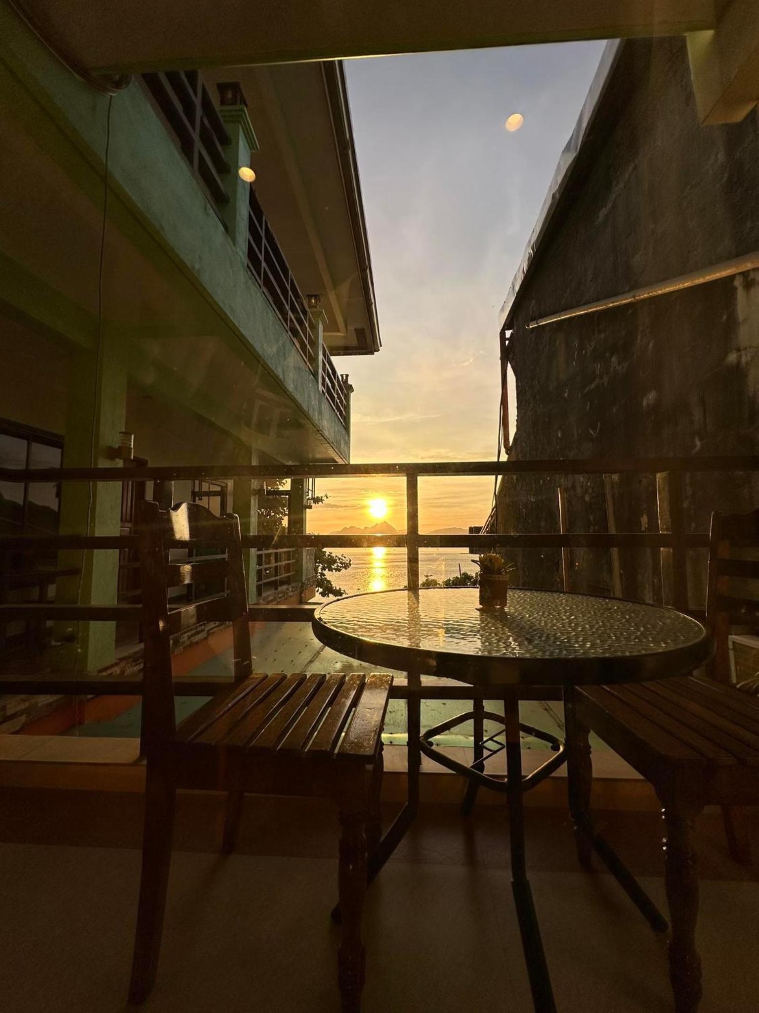 Queen Room w/ Balcony and Seaview photo 3