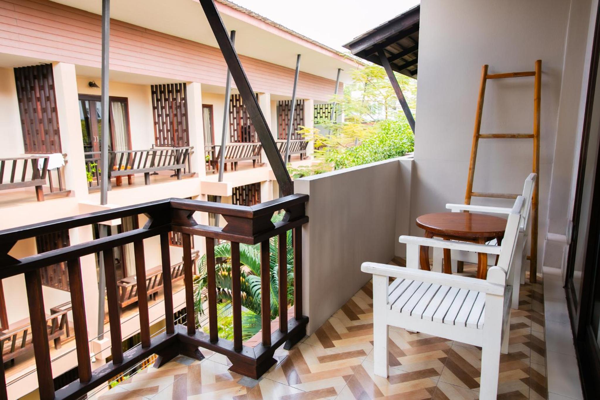 Premium Twin Room - Street Side Building - Photo 4