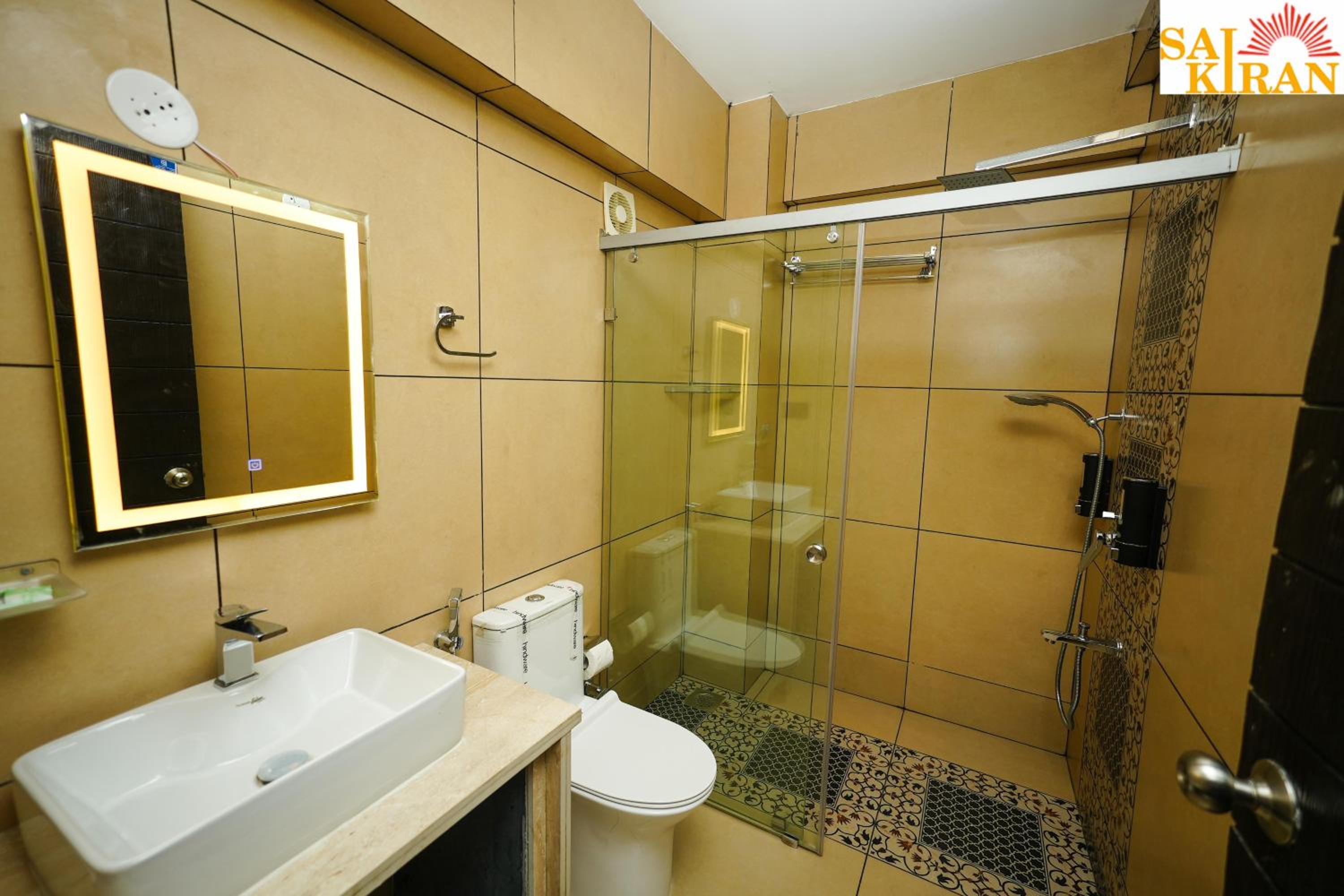Deluxe Double Room with Balcony photo 3
