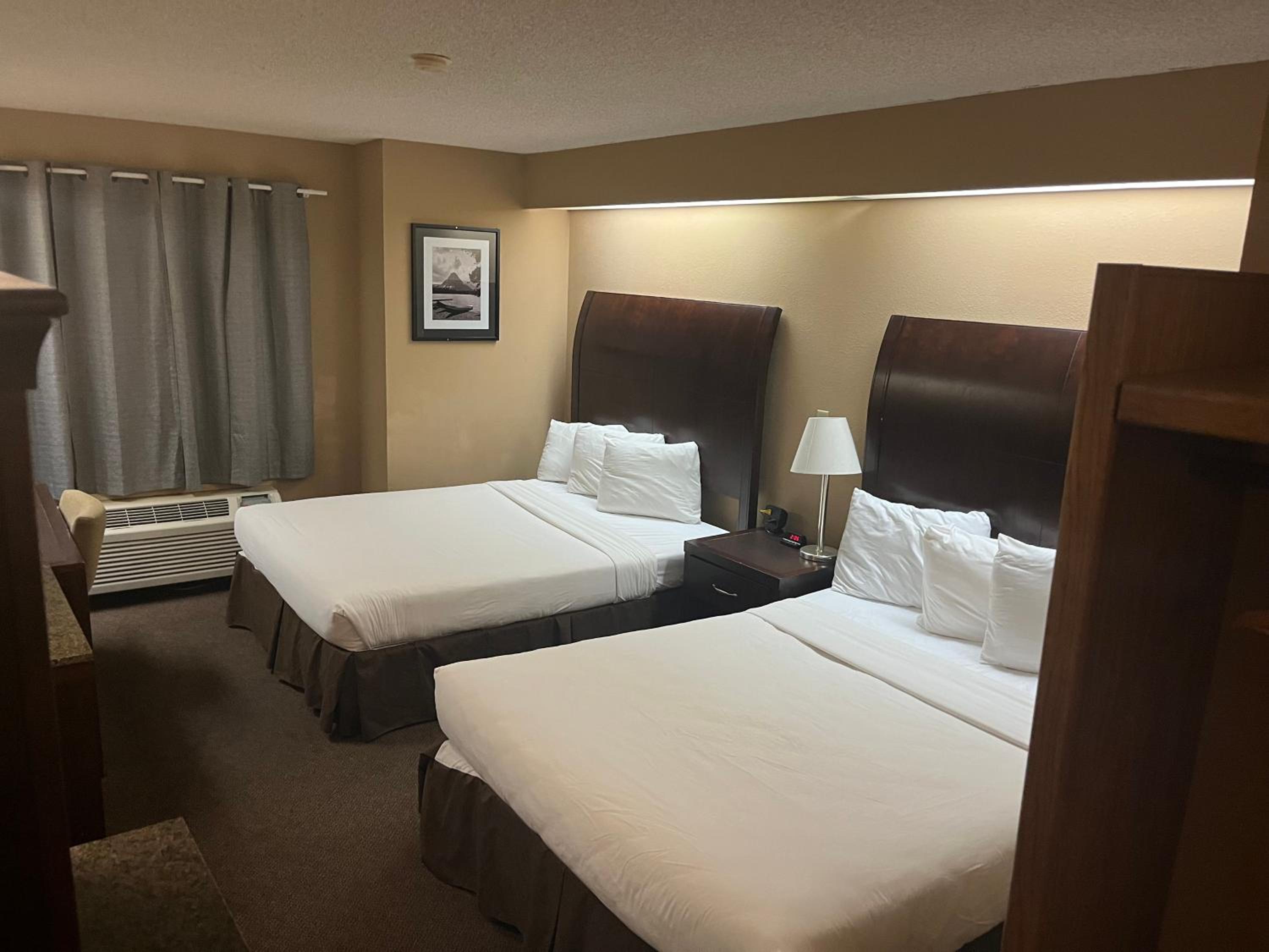 Queen Room with Two Queen Beds photo 3