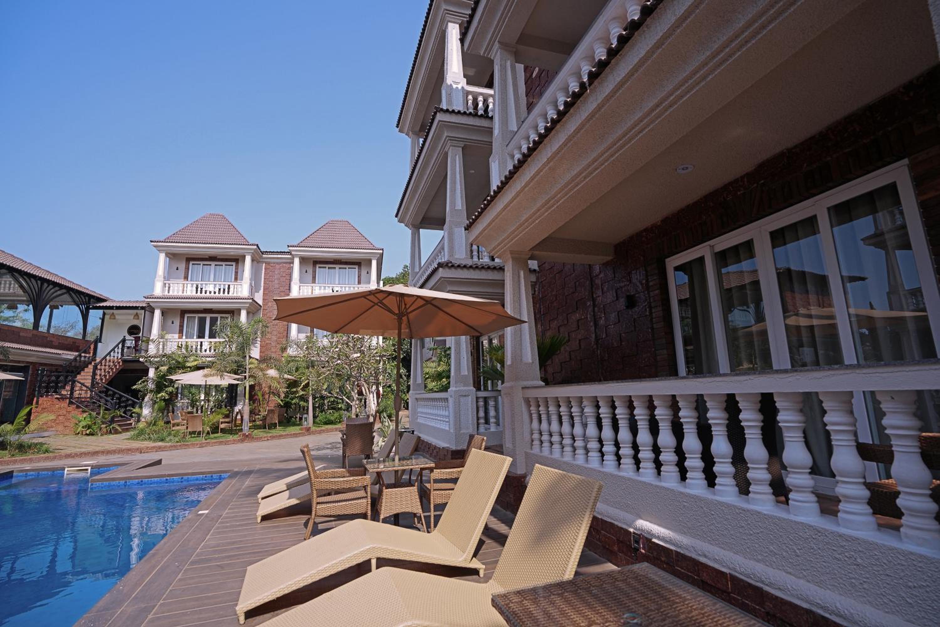 Deluxe Double Room with Private Balcony and Pool View - Full Day Happy Hours - Photo 3