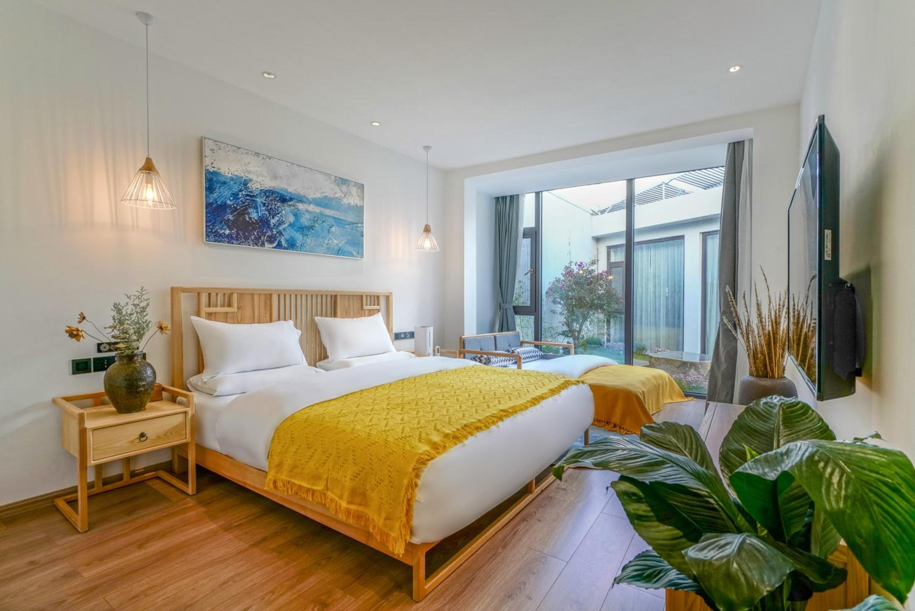 Sunshine Family Room photo 1