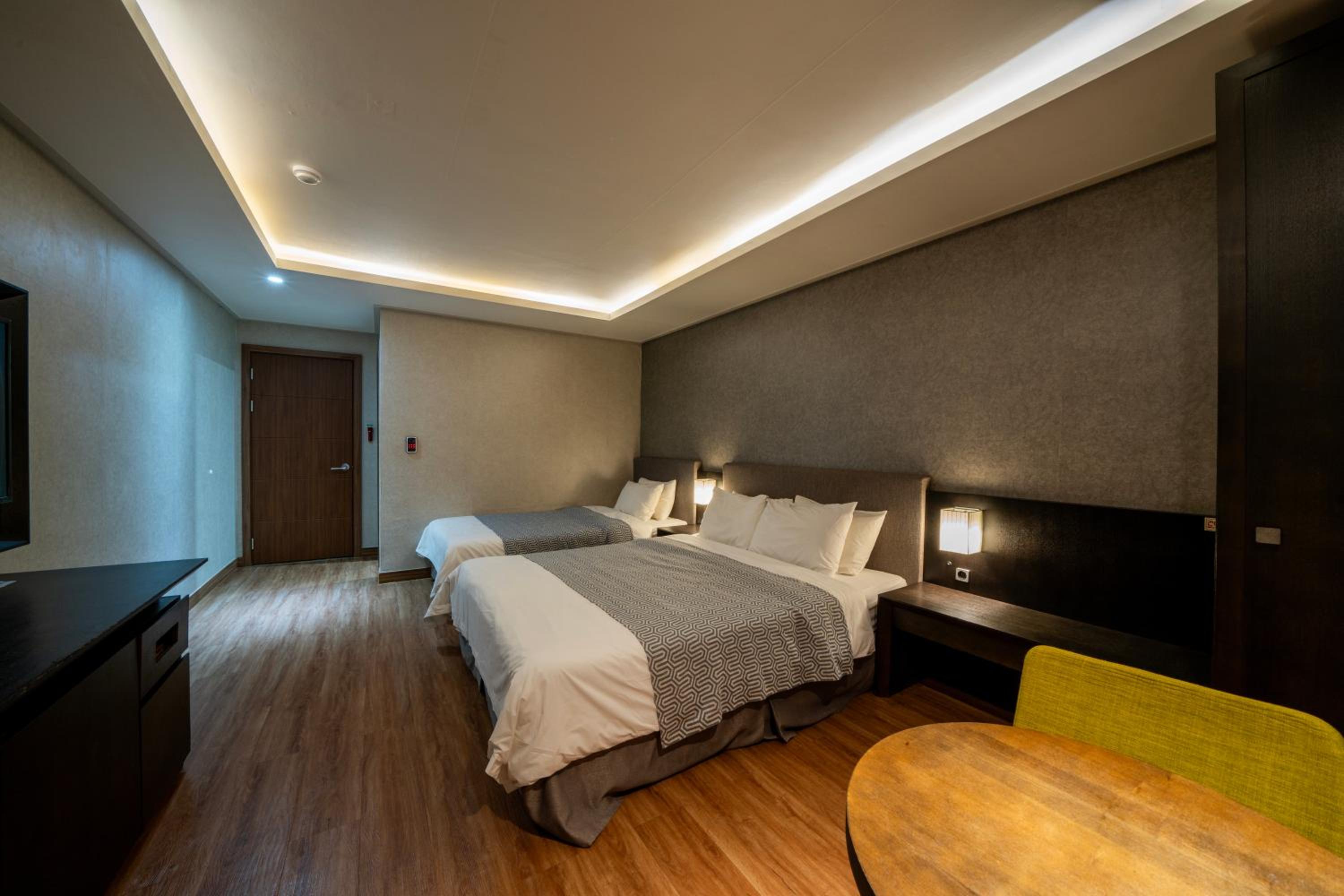 Deluxe Twin Room - Photo 10
