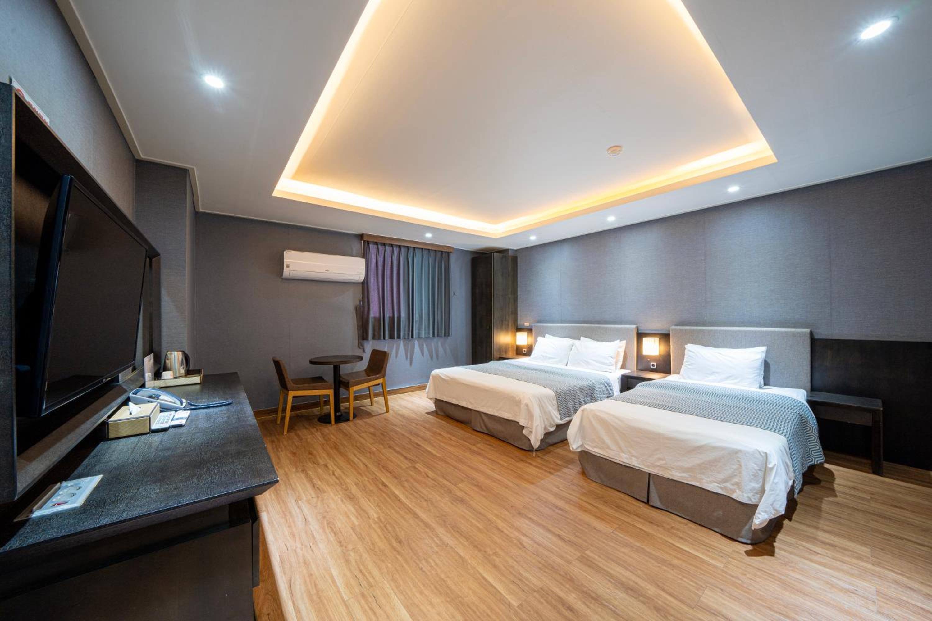 Deluxe VIP Twin Room - Photo 3