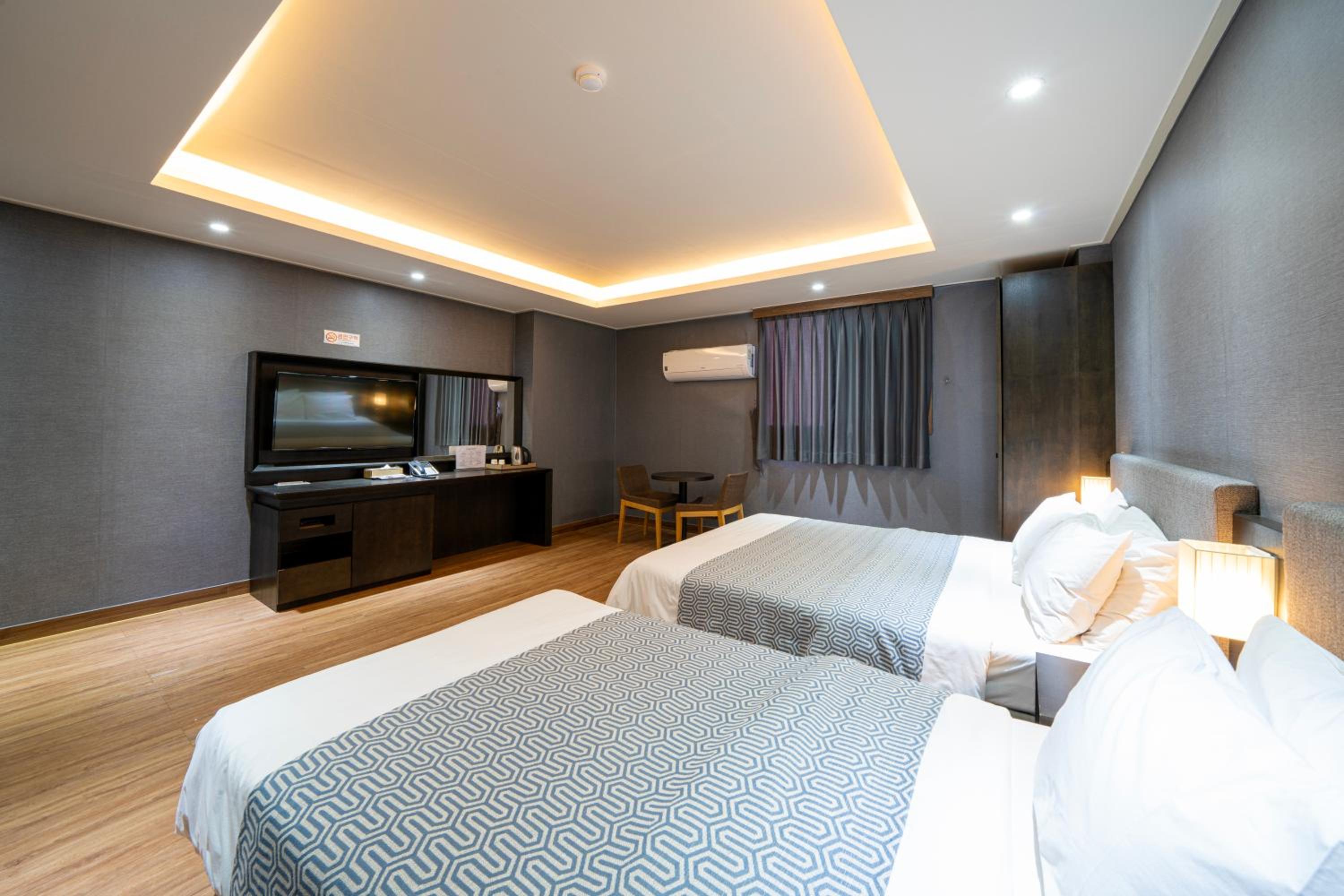 Deluxe VIP Twin Room - Photo 4