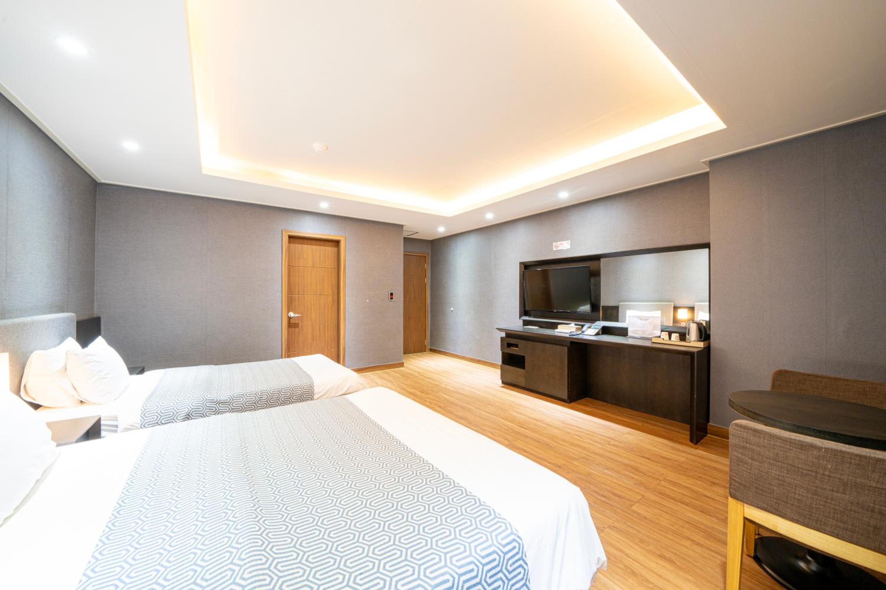 Deluxe VIP Twin Room - Photo 6