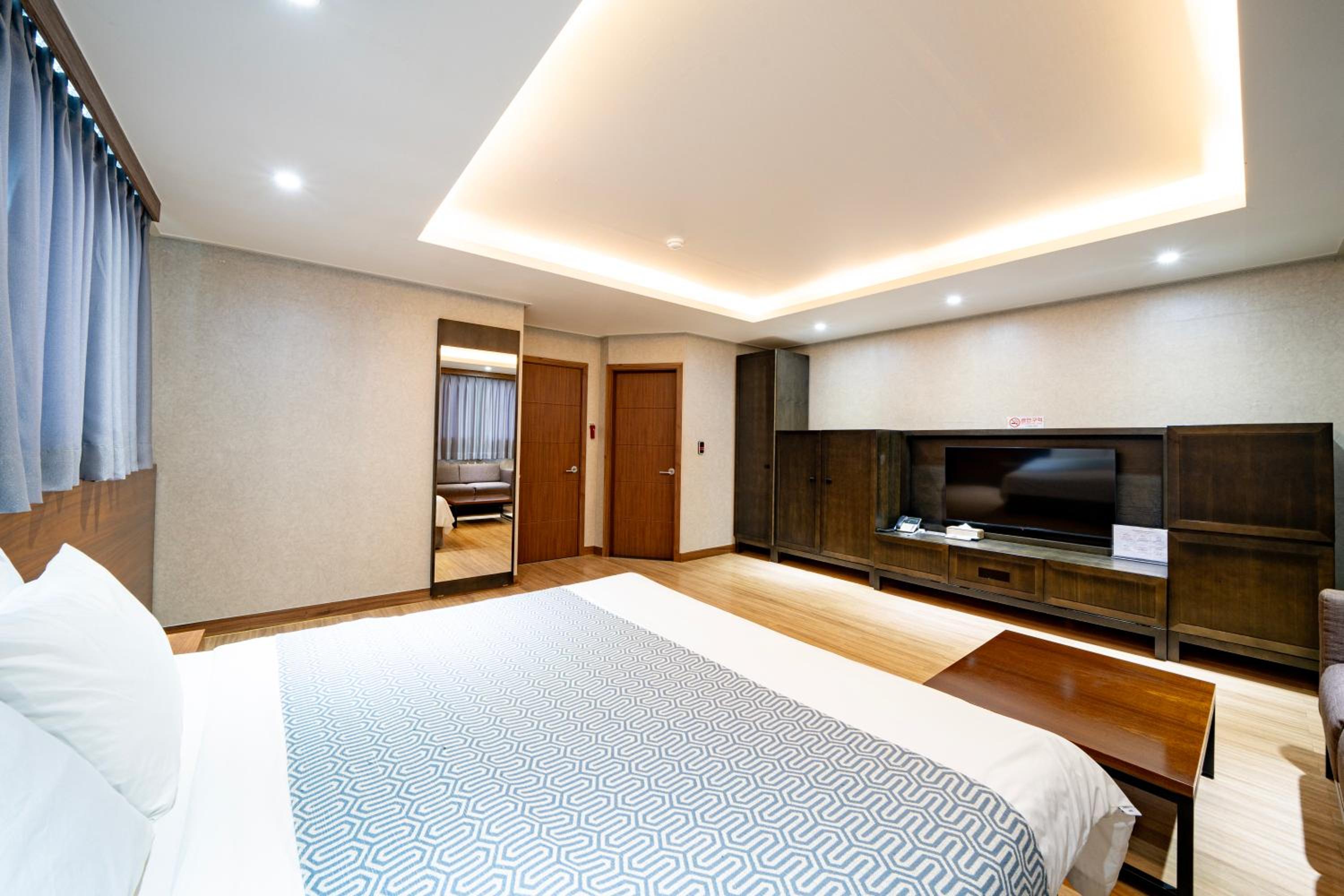 Deluxe Double Room - Photo 9