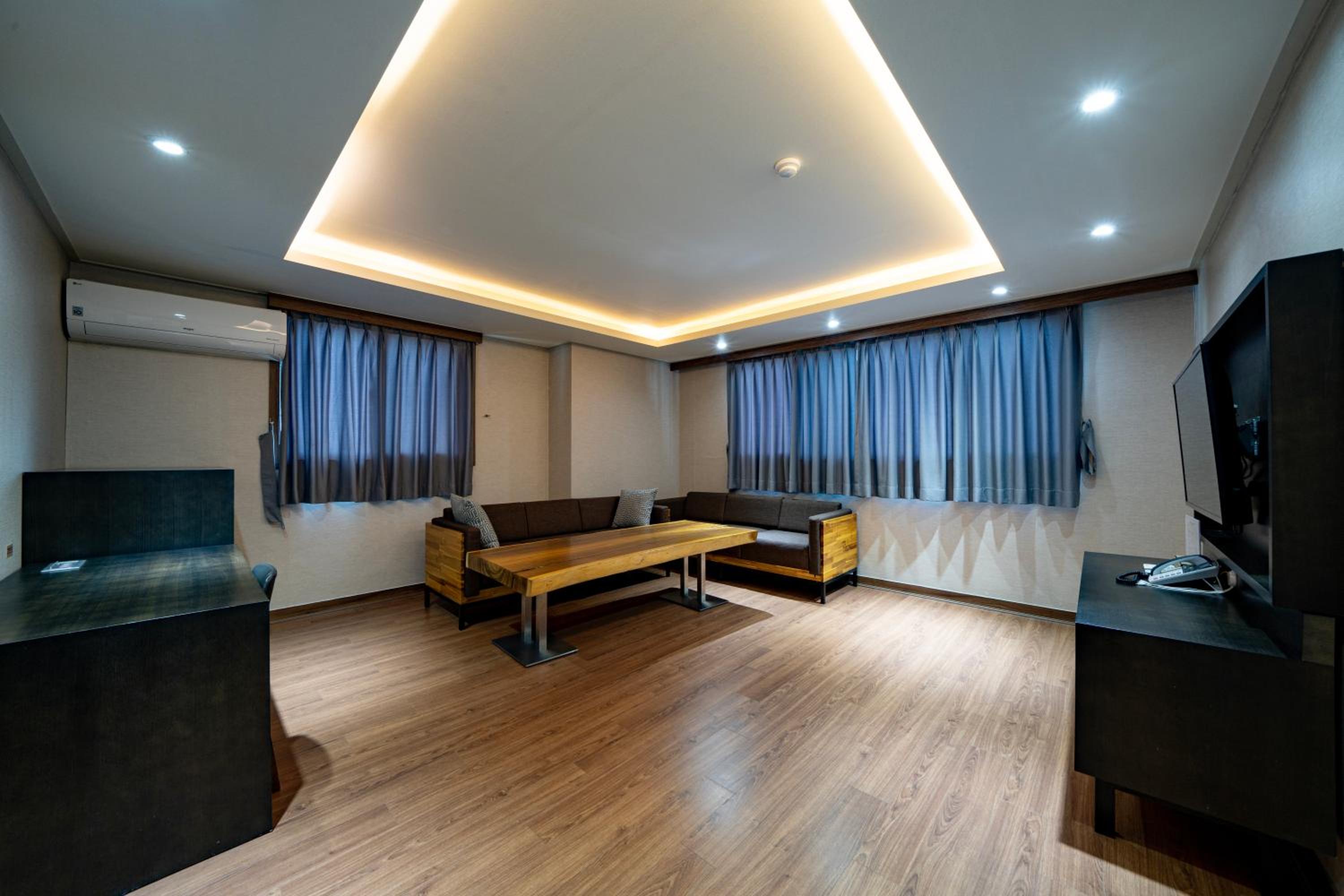 Suite - Photo 1