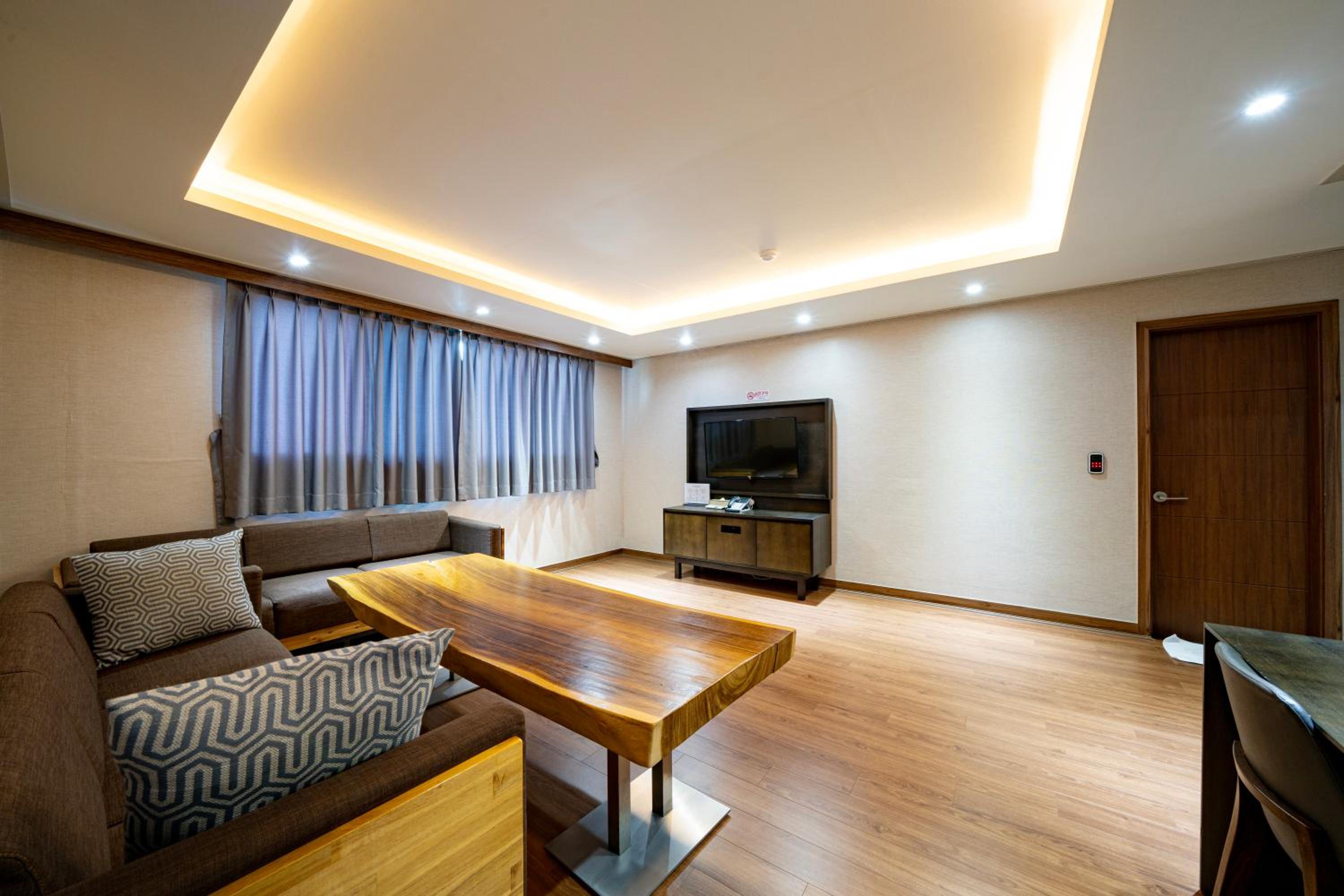 Suite - Photo 8