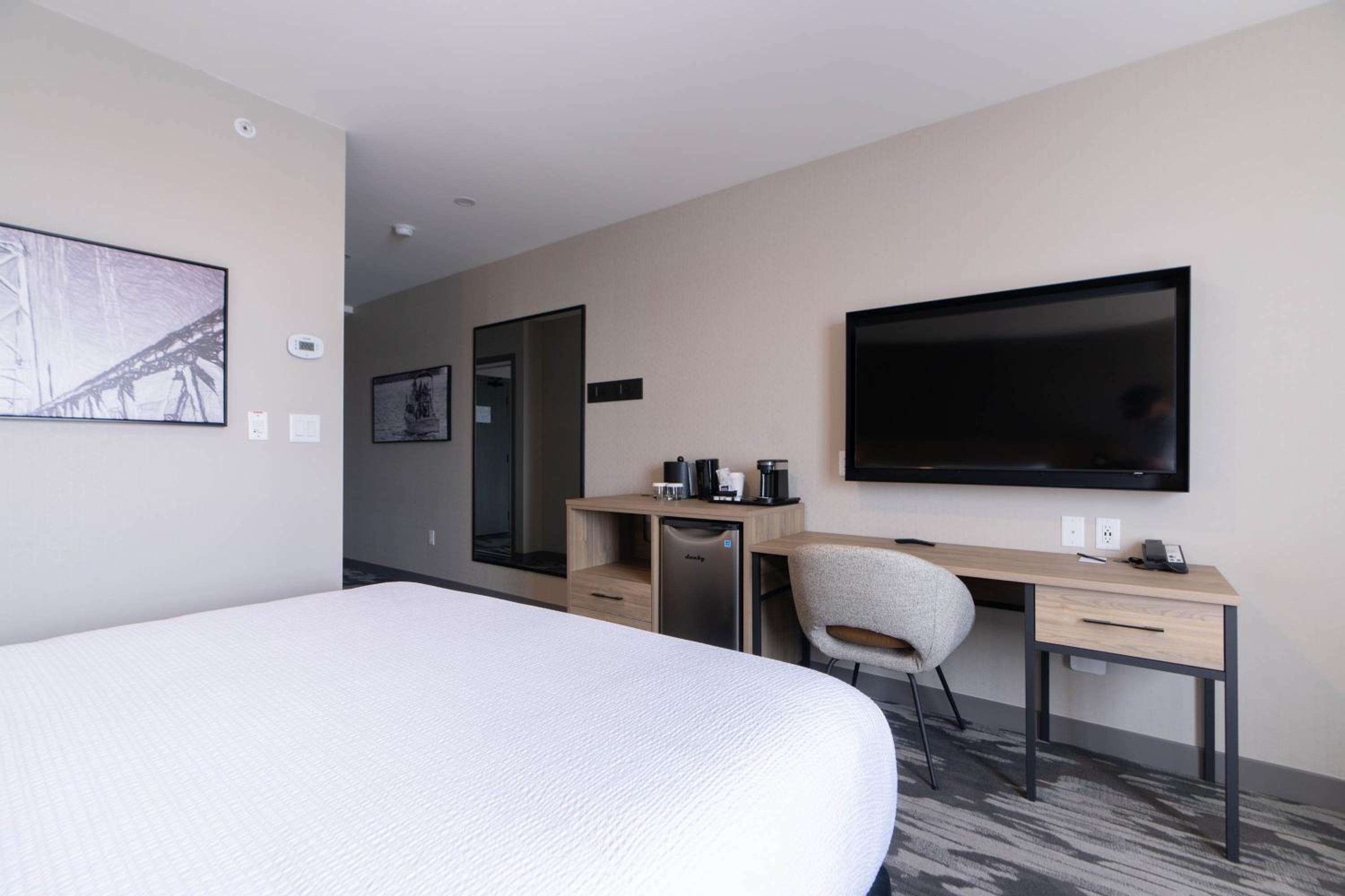Standard Room, 1 King Bed photo 3