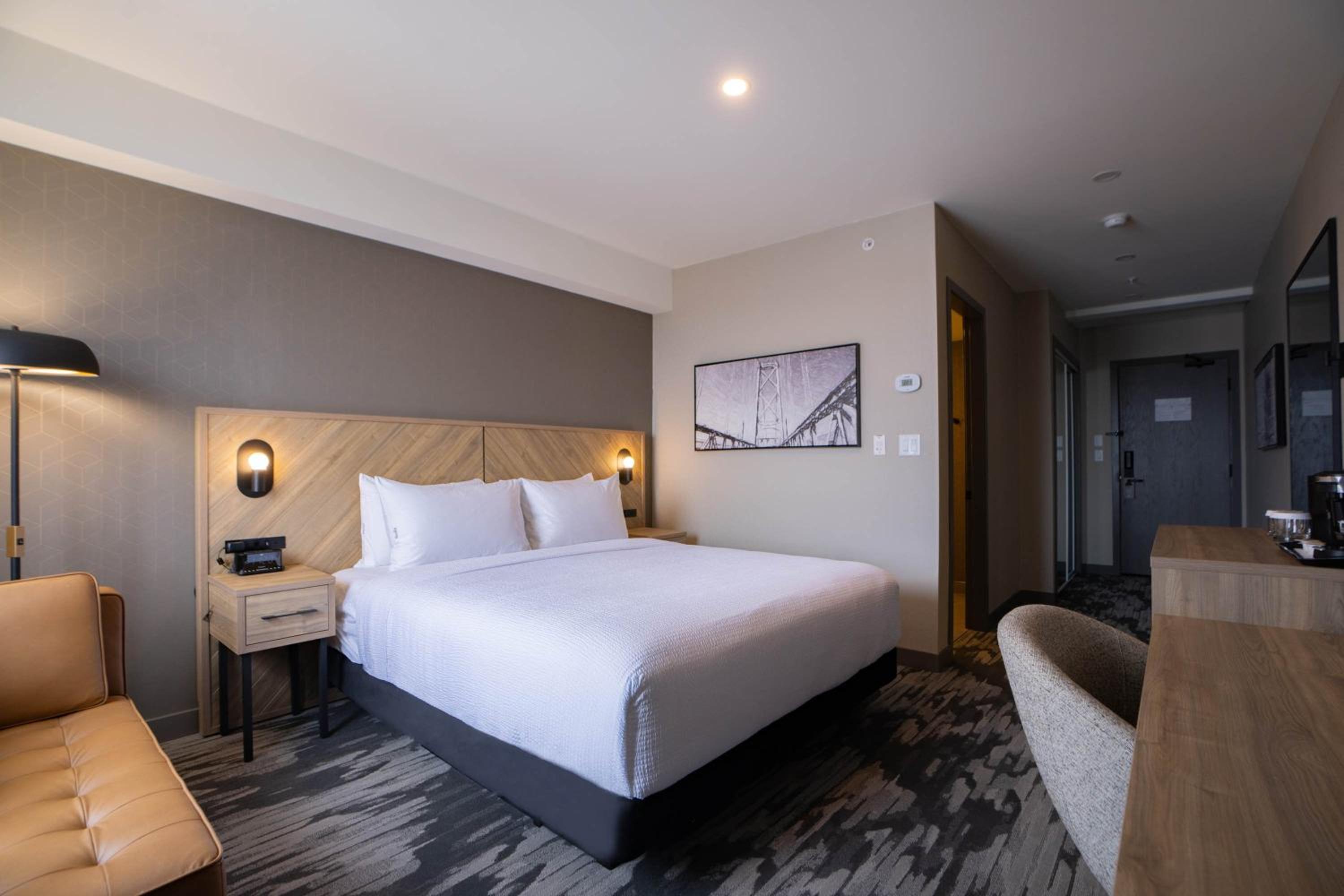 Standard Room, 1 King Bed photo 2