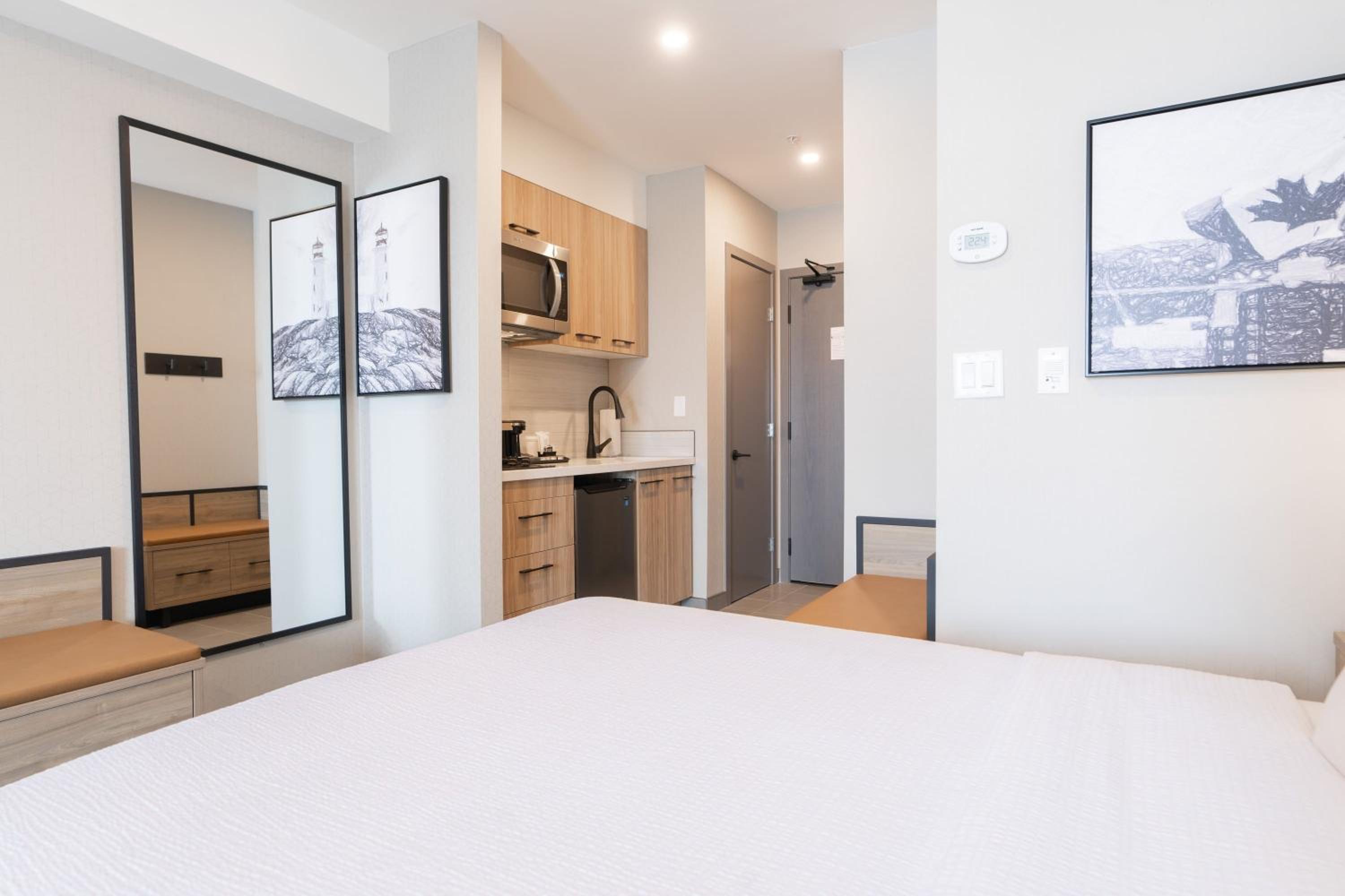 Studio Suite, 2 Queen Beds, Kitchenette photo 3